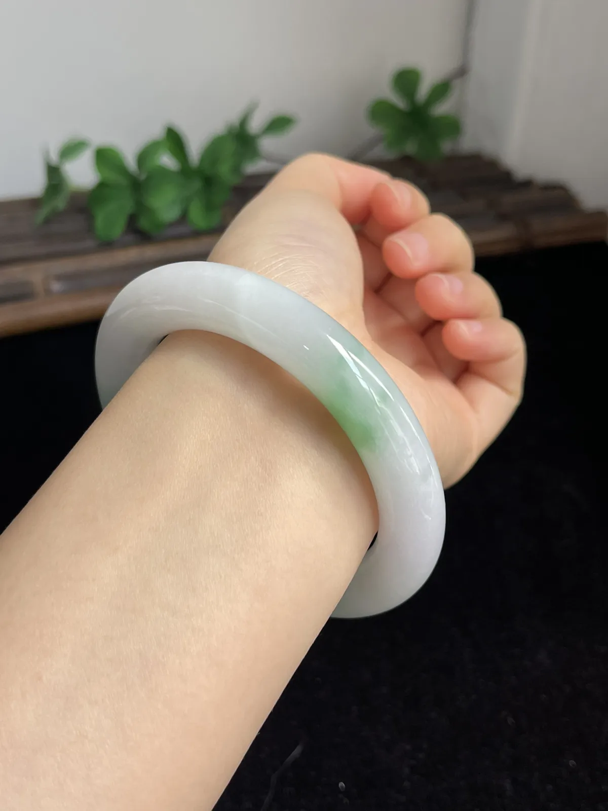 圆镯58圈口，翡翠飘绿手镯