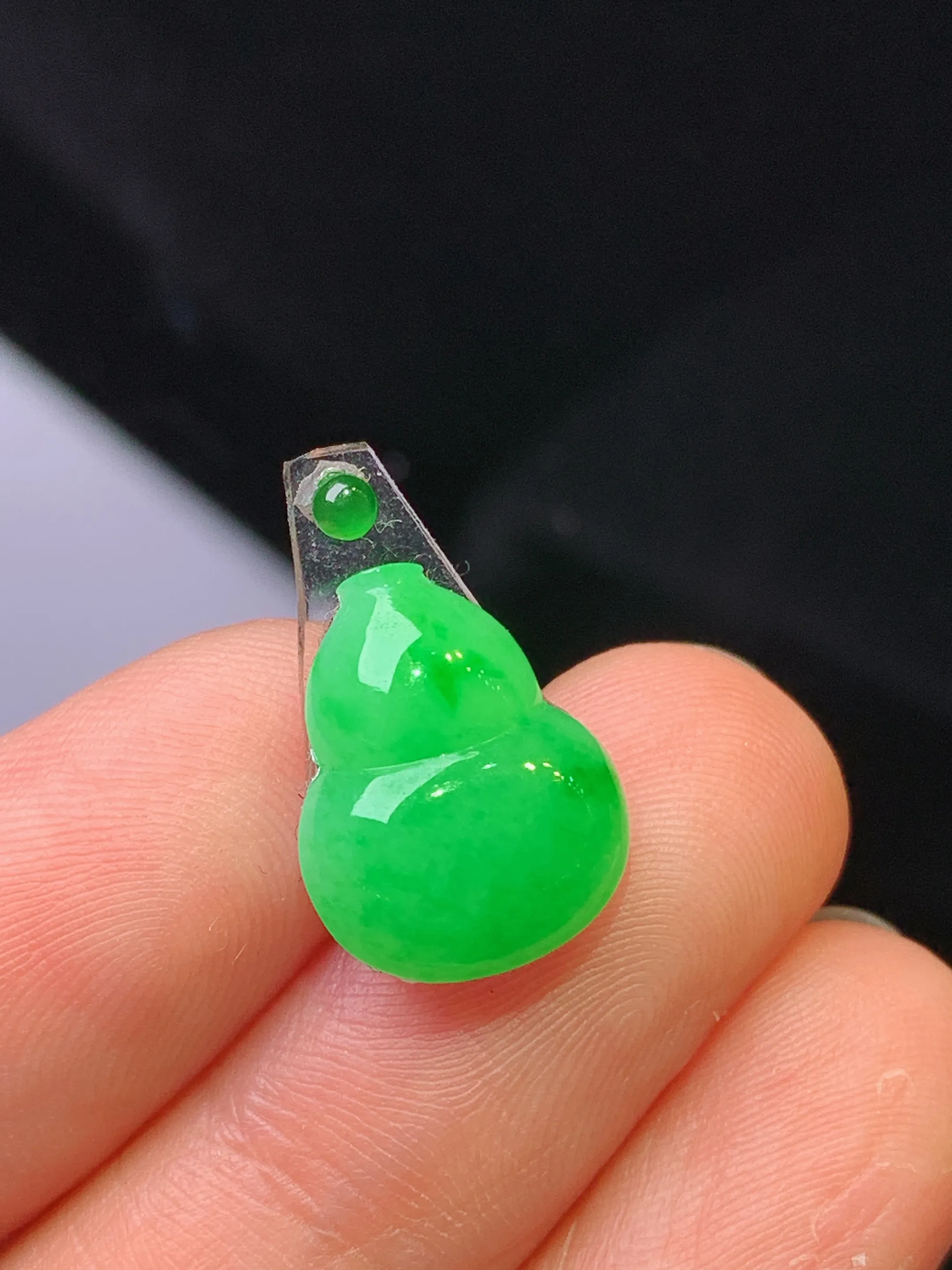 镶嵌款 翠绿葫芦吊坠 玉质细腻 色泽清新艳丽 整体尺寸14*11*3.3