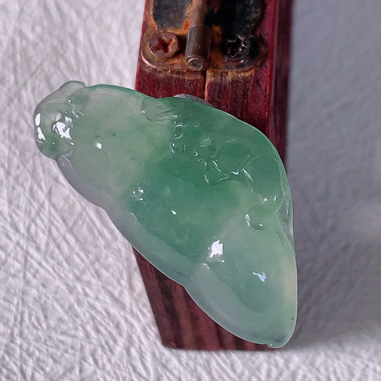 自然光实拍，冰种飘花翡翠福豆吊坠，寓意“四季平安，福气满满”胶感十足，饱满，佩戴效果优雅迷人！#46.28