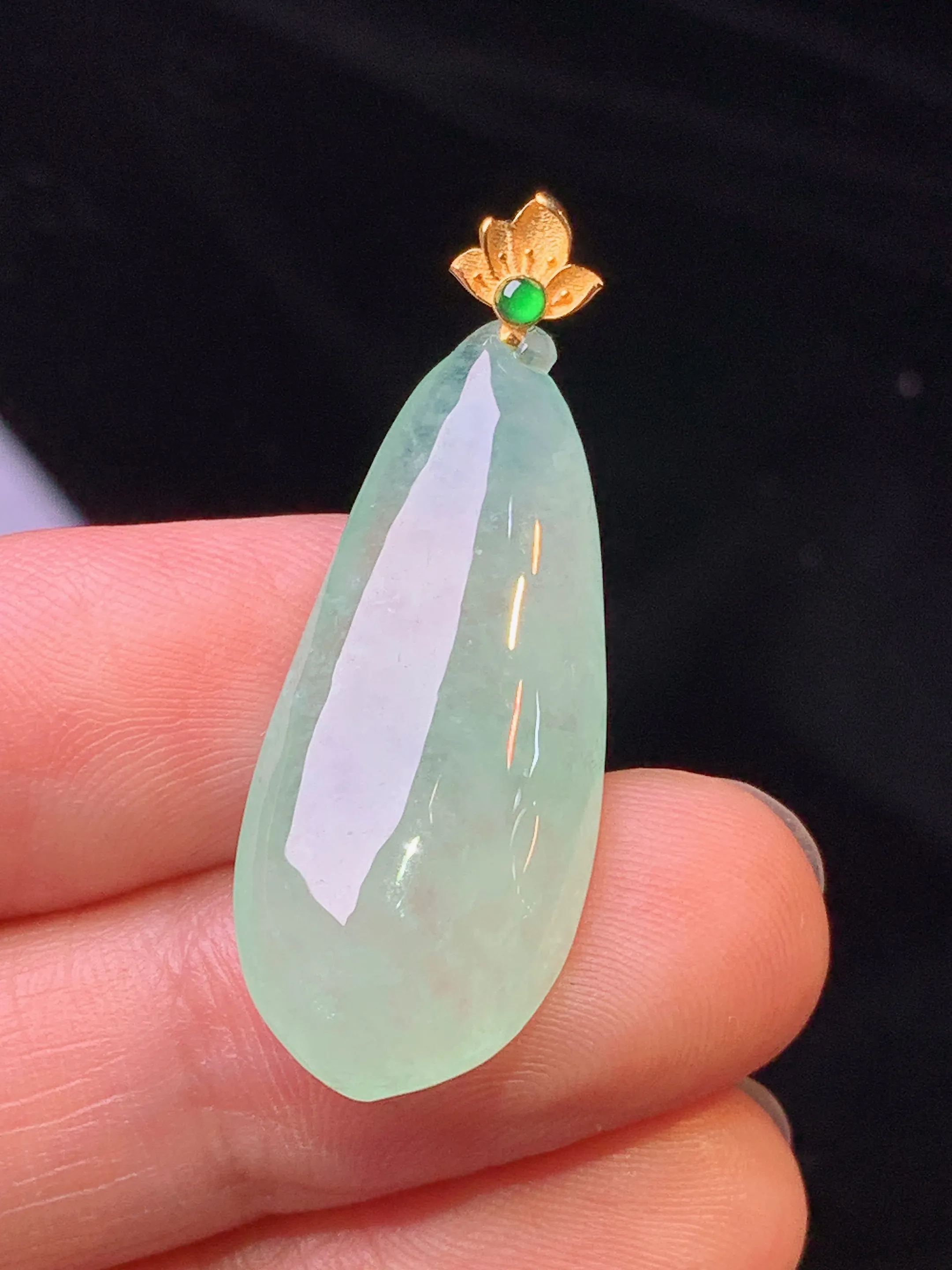 18k金镶嵌冰种福瓜吊坠 玉质细腻 色泽清新艳丽 整体尺寸35.5*13*6