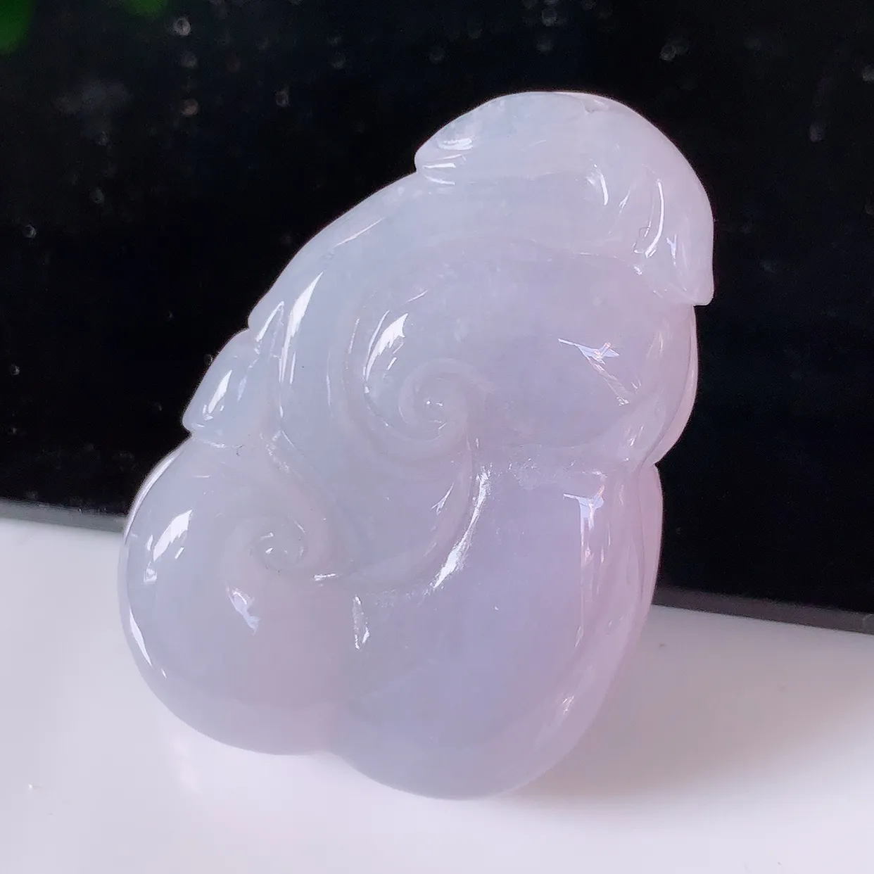 自然光实拍，冰润紫罗兰翡翠如意吊坠，翠色灵动，佩戴效果时尚出众，尽显气质，玉质细腻，美感十足。#57.28