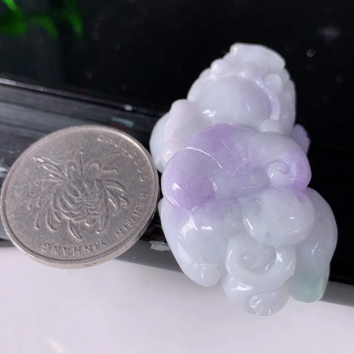 自然光实拍，冰润紫罗兰翡翠招财貔貅吊坠，民间有“一摸貔貅运程旺盛，再摸貔貅财运滚滚，三摸貔貅平步青云 ”的美好祝愿。#05.28