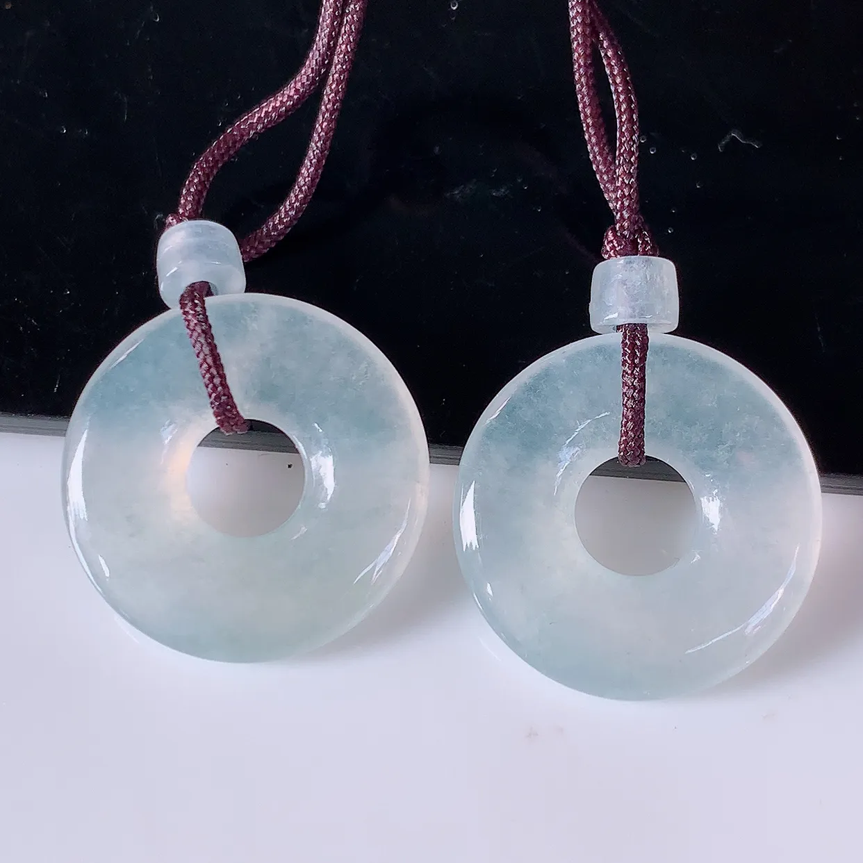 自然光实拍，冰种翡翠一对平安扣耳坠，翠色灵动，玉质细腻，颜色漂亮，品相佳，佩戴佳品！配银线 #57.28