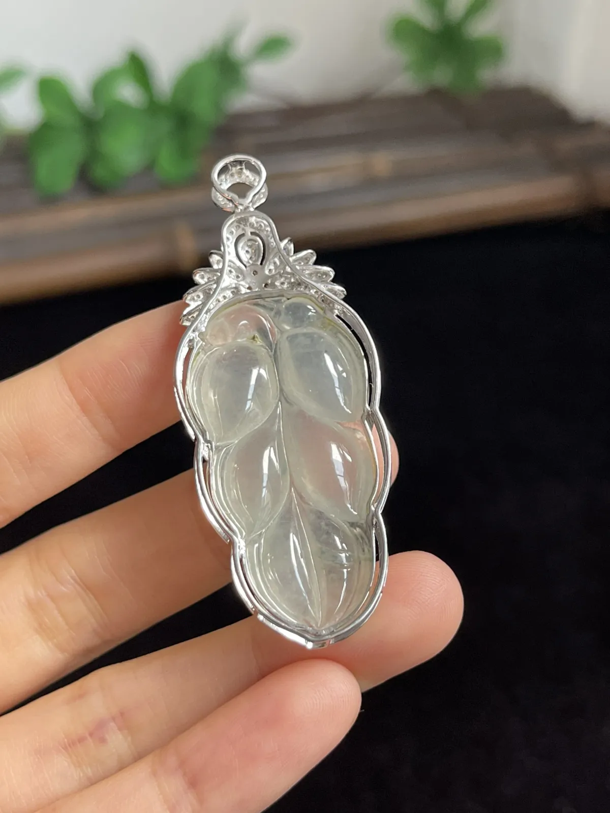 翡翠冰种白色叶子，印记：G18K,伴钻石