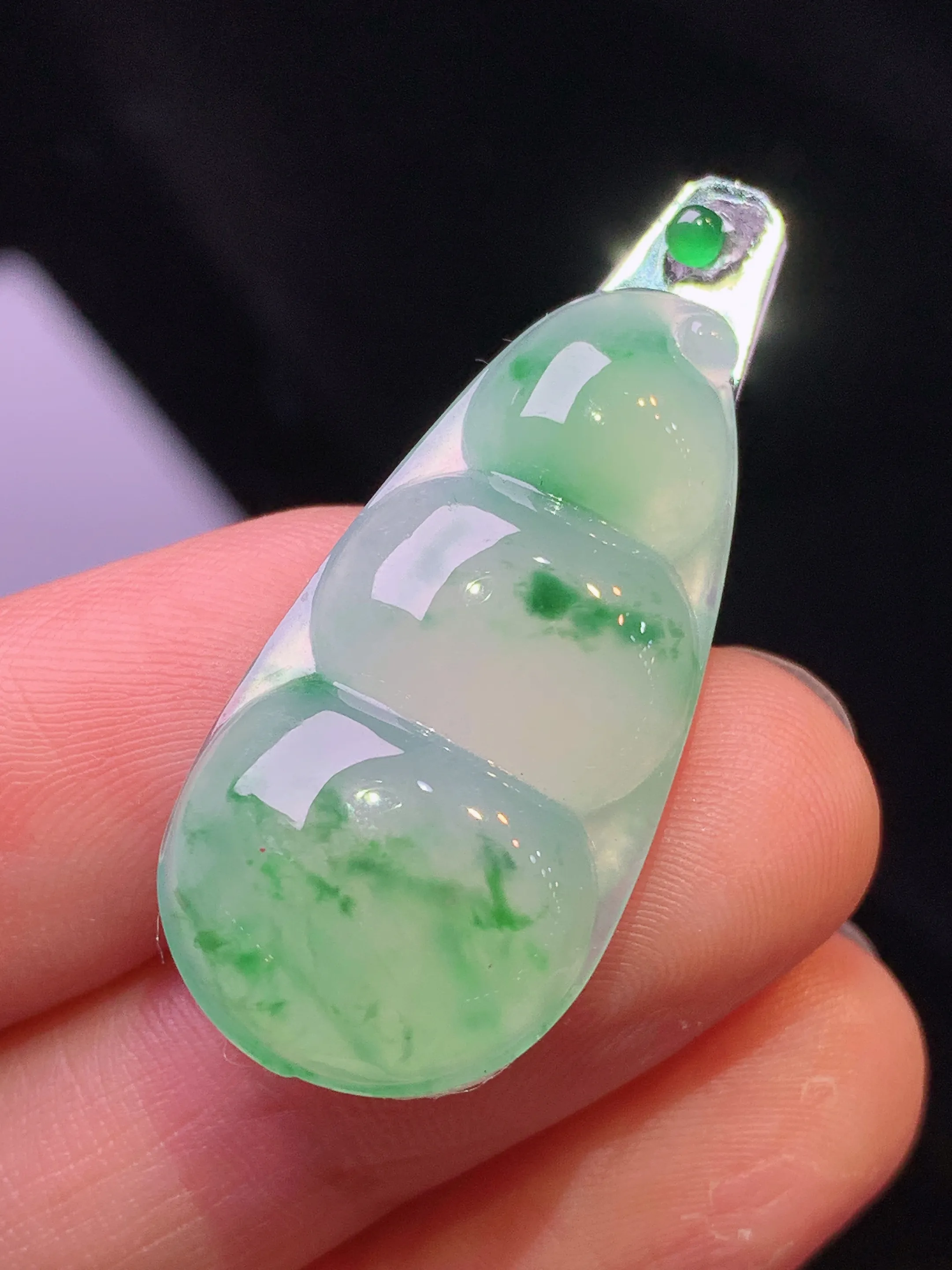 镶嵌款 飘绿四季豆吊坠 玉质细腻 色泽清新艳丽 整体尺寸31.6*15.3*4.6