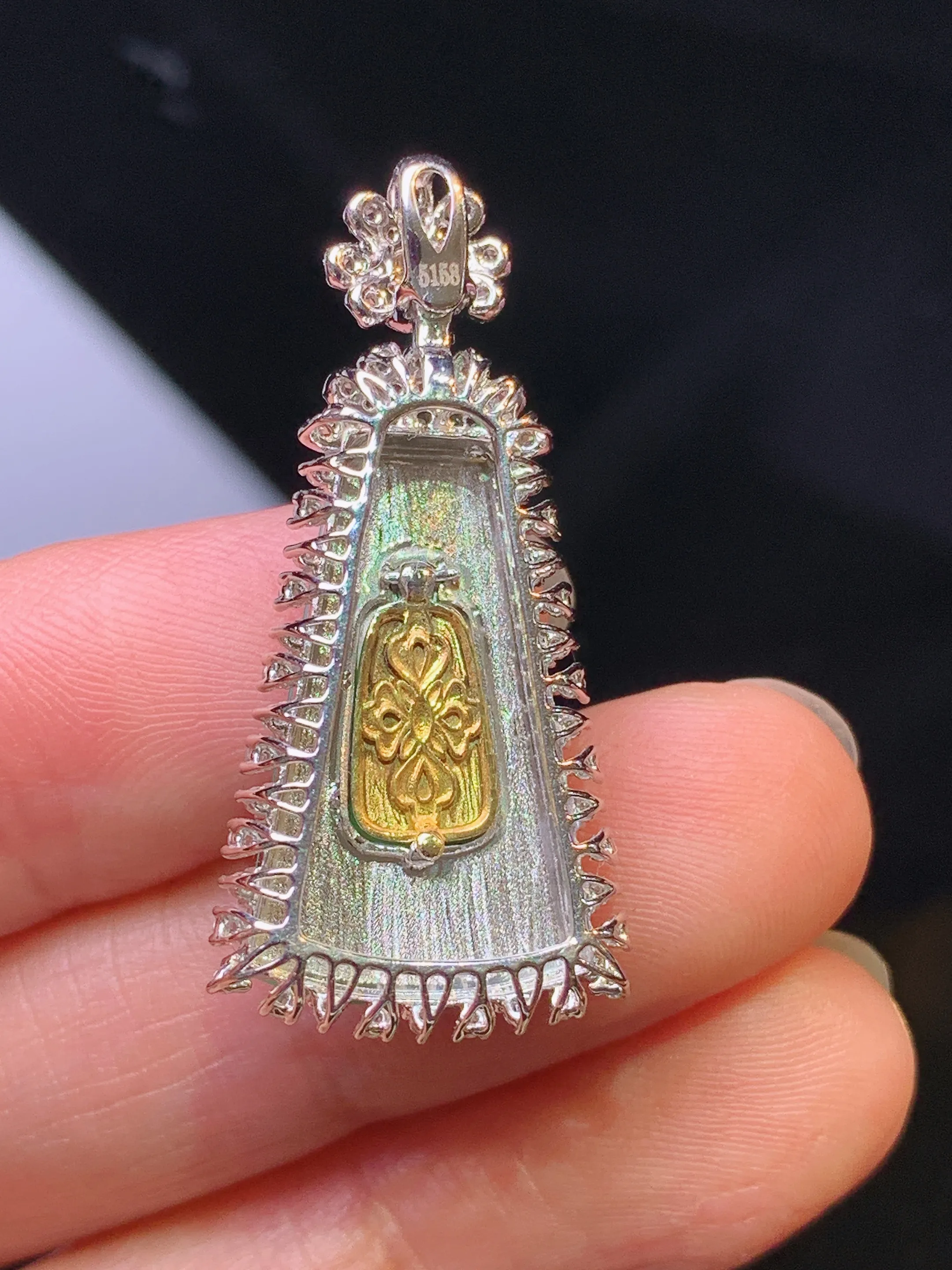 18k金钻镶嵌翠绿无事牌吊坠 玉质细腻 色泽清新艳丽 整体尺寸33.8*16*7