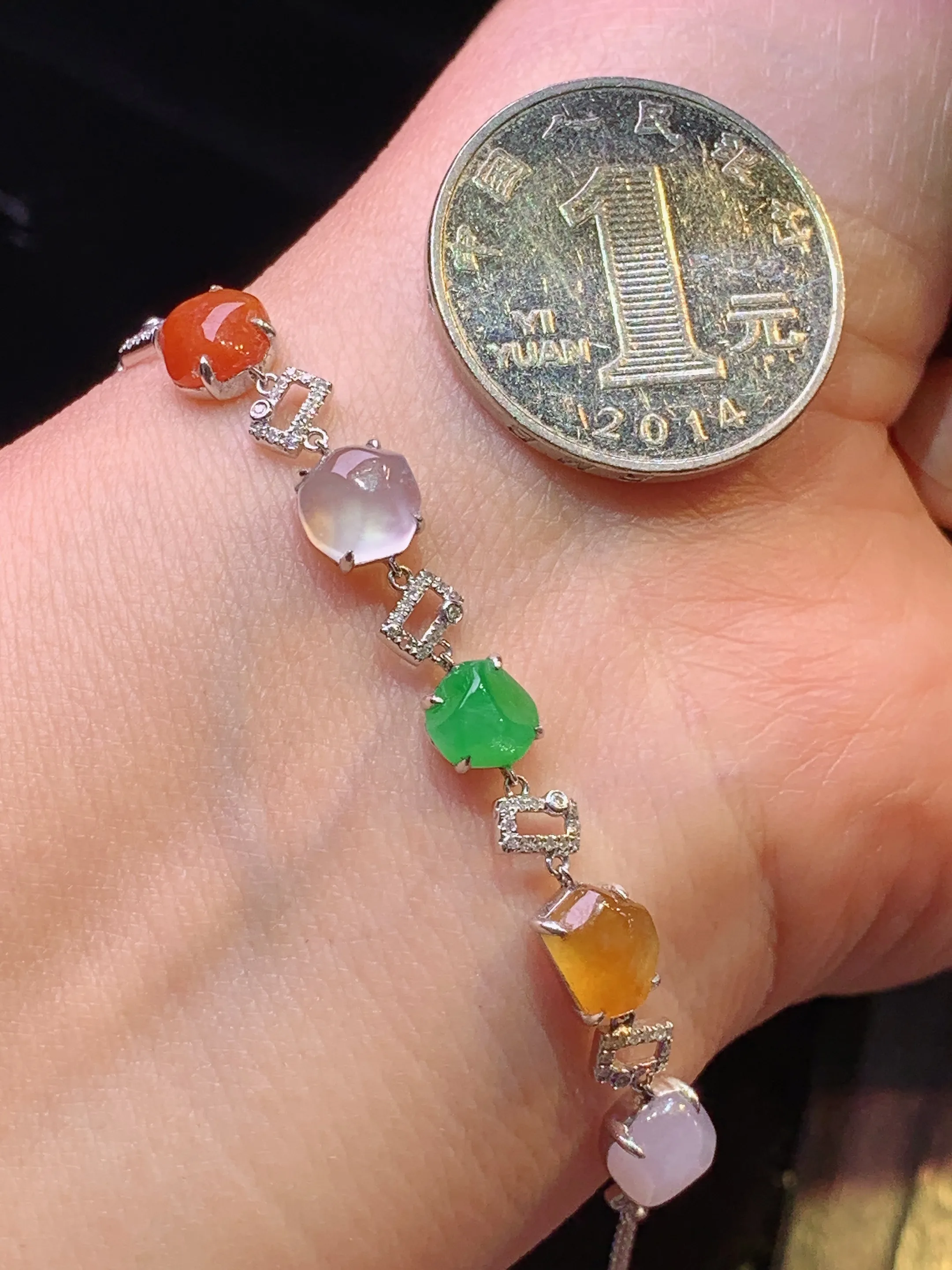 18k金钻镶嵌多彩随形手链 玉质细腻 色泽清新艳丽 裸石尺寸6.8*4.2