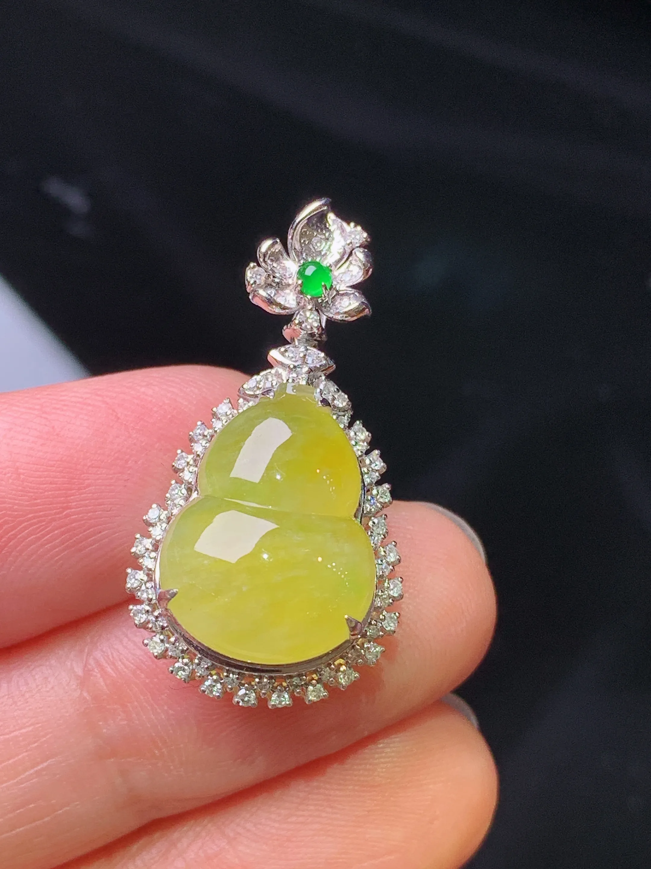 18k金钻镶嵌黄翡葫芦吊坠 玉质细腻 色泽清新艳丽 整体尺寸29.5*15.3*10.8