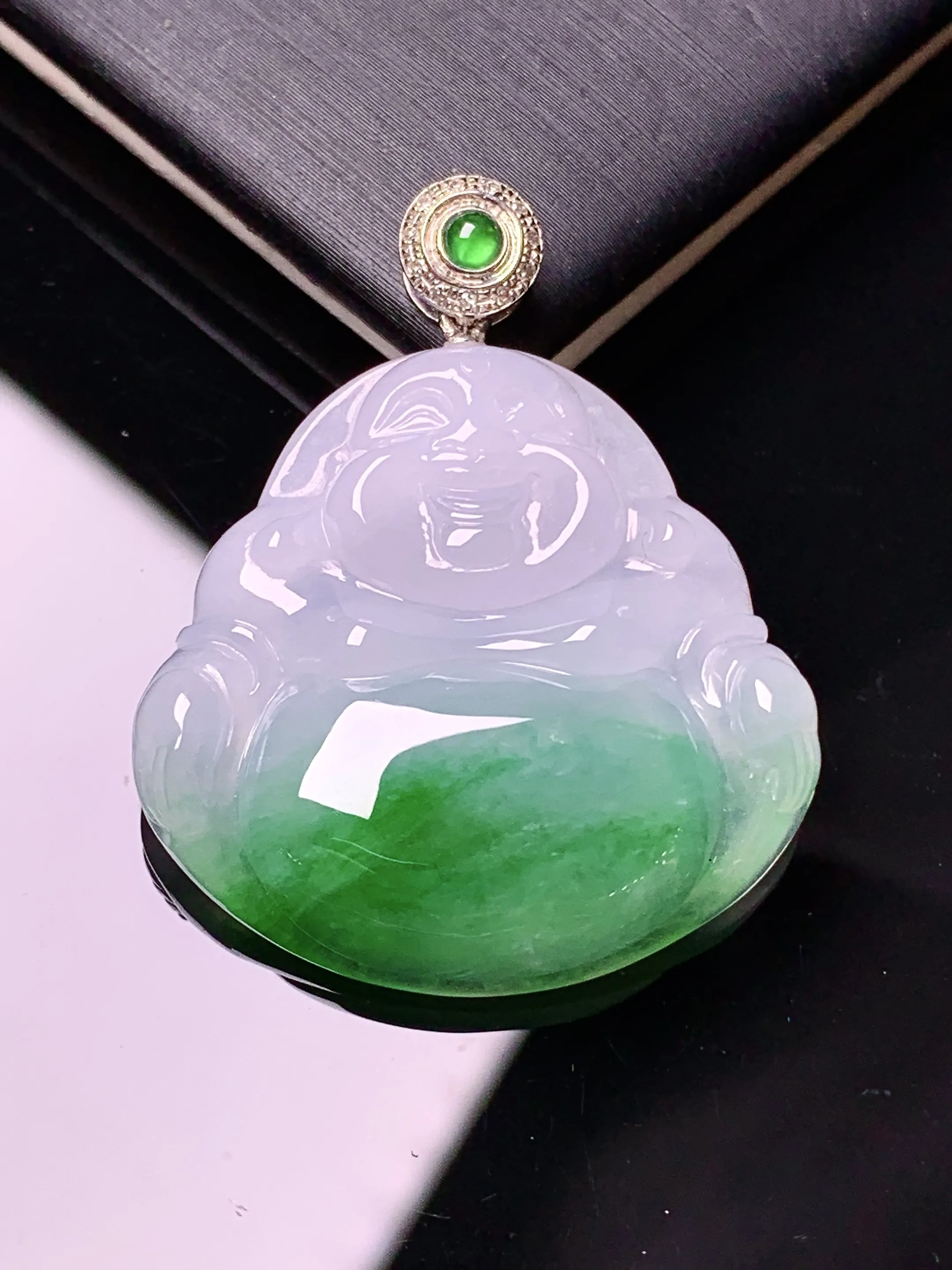 18k金镶嵌飘绿佛公吊坠 玉质细腻 色泽清新艳丽 整体尺寸34.8*28*6