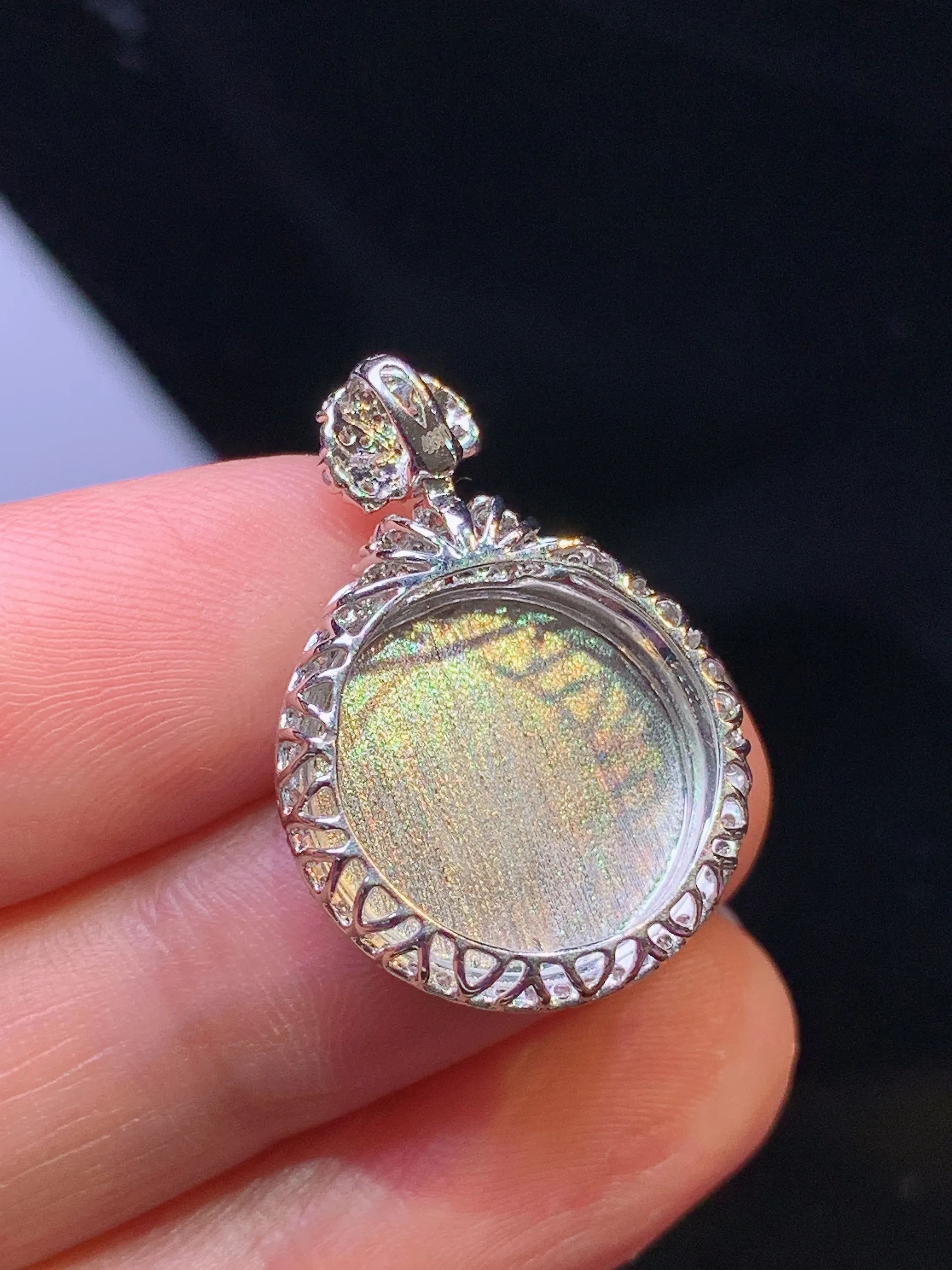 18k金钻镶嵌翠绿圆牌吊坠 玉质细腻 色泽清新艳丽 整体尺寸25.2*17.5*6