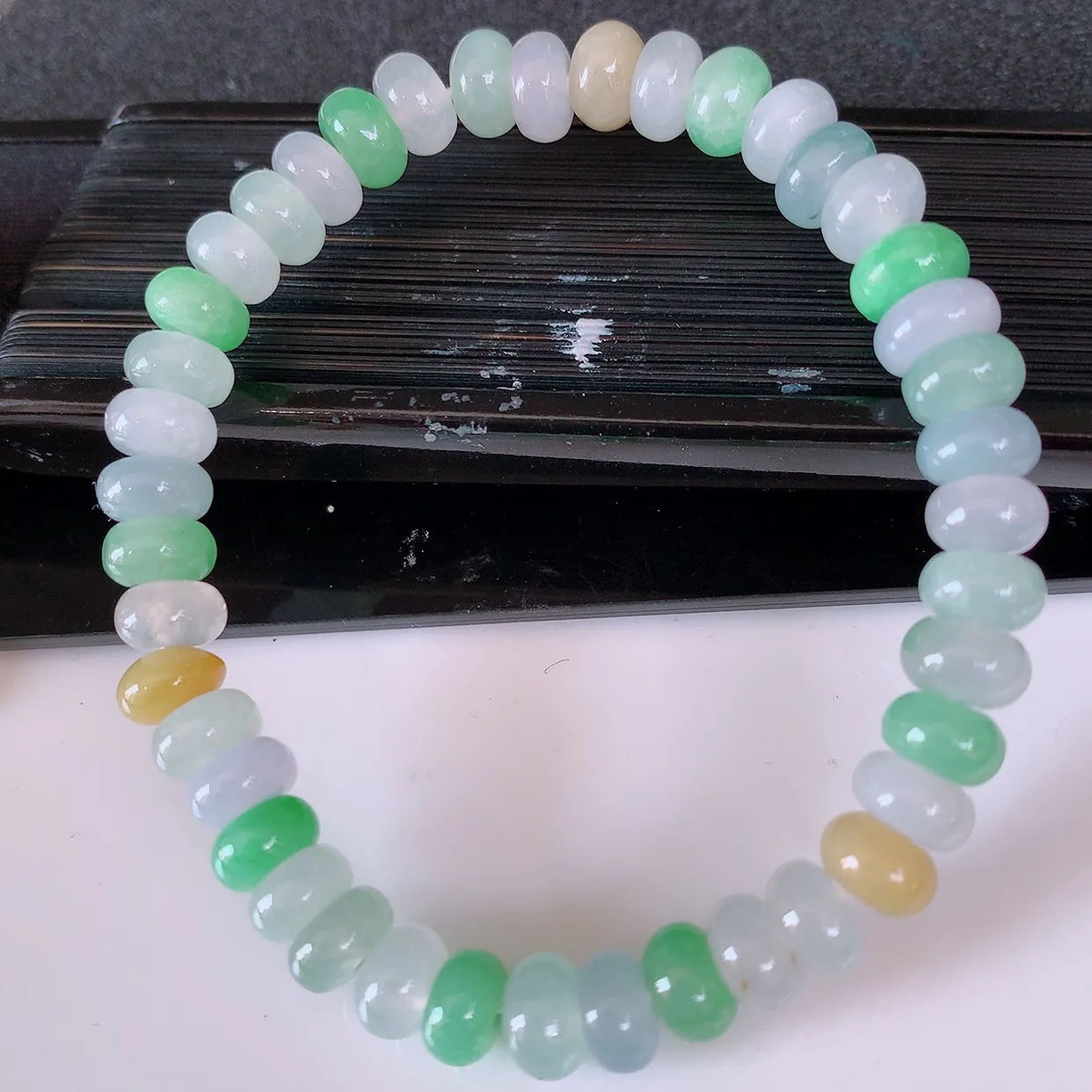 自然光实拍，冰多宝翡翠手链，多彩翡翠手串，颜色丰富，料子细腻，高档大气，自戴送礼佳品！#46.25取