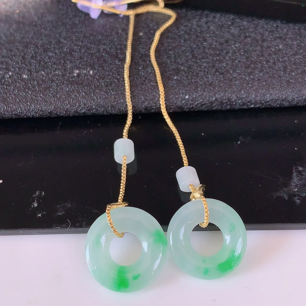 自然光实拍，冰种飘绿翡翠一对平安扣耳坠，翠色灵动，玉质细腻，颜色漂亮，品相佳，佩戴佳品！配图银线 #57.25