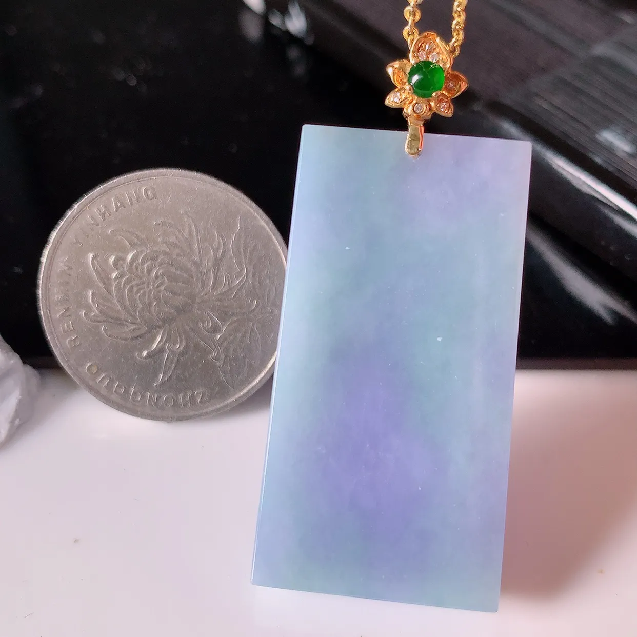 自然光实拍，18K金镶嵌水润春带彩翡翠平安无事牌吊坠，平平安安，紫罗兰无事牌翠色灵动，佩戴平安时尚！#00.28整体46.5*20.8-6.8裸石38.5*20.8