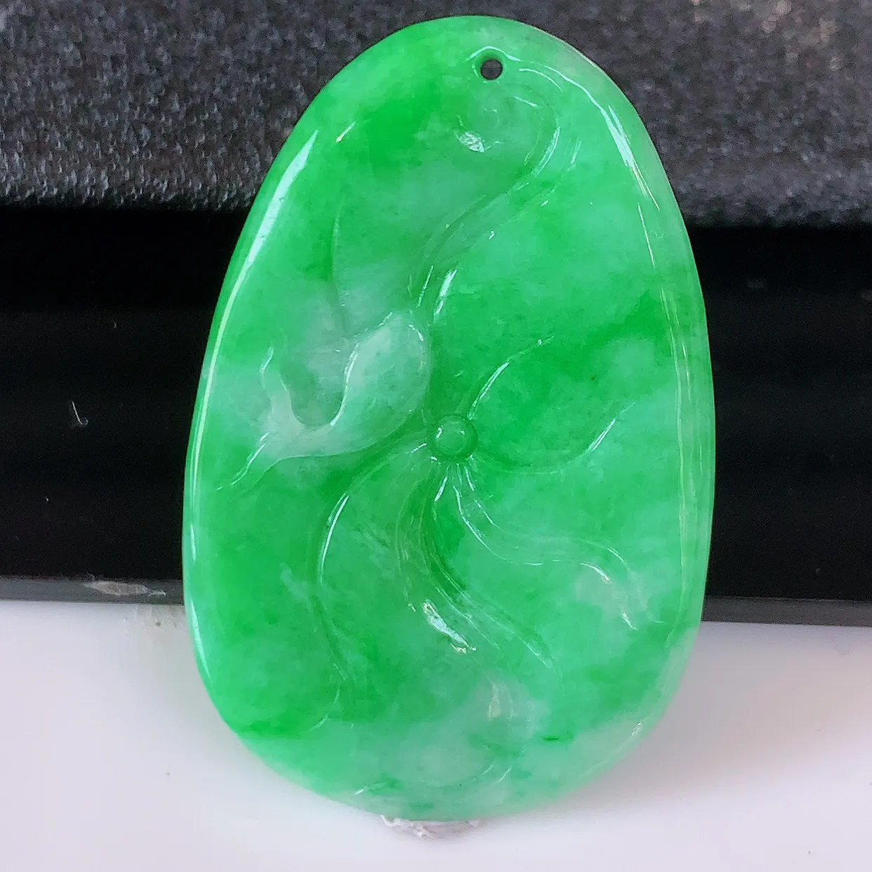 自然光实拍，冰润辣绿翡翠荷叶鱼、和和美美玉坠，财源广进，自然隐逸、荷本是素不着尘之物，有和美之寓意。#57.25