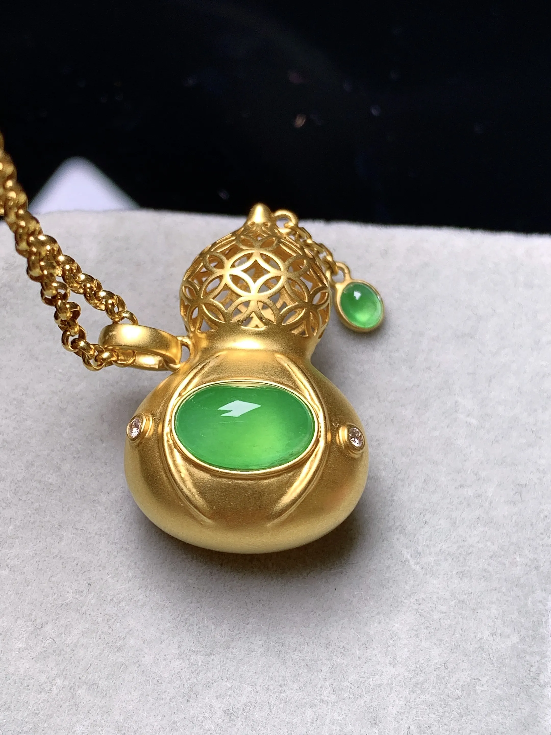 18k金钻镶嵌满绿蛋面葫芦吊坠 玉质细腻 色泽清新艳丽 整体尺寸26.6*17.2*12.7