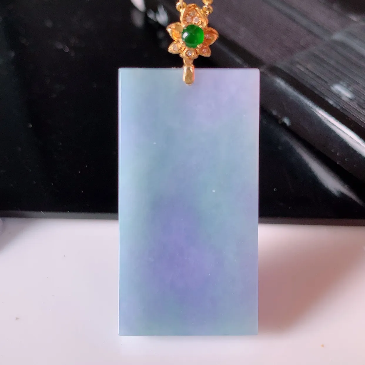 自然光实拍，18K金镶嵌水润春带彩翡翠平安无事牌吊坠，平平安安，紫罗兰无事牌翠色灵动，佩戴平安时尚！