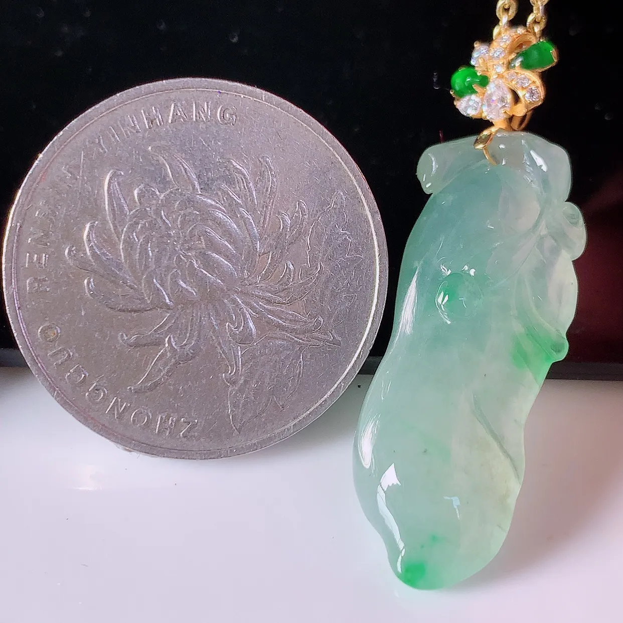 自然光实拍，18K金镶嵌冰种飘绿翡翠招财福瓜吊坠，翡翠福瓜招财瓜，冰润且起胶感，佩戴效果优雅迷人！#42.28整体38.5-裸石30*12-7