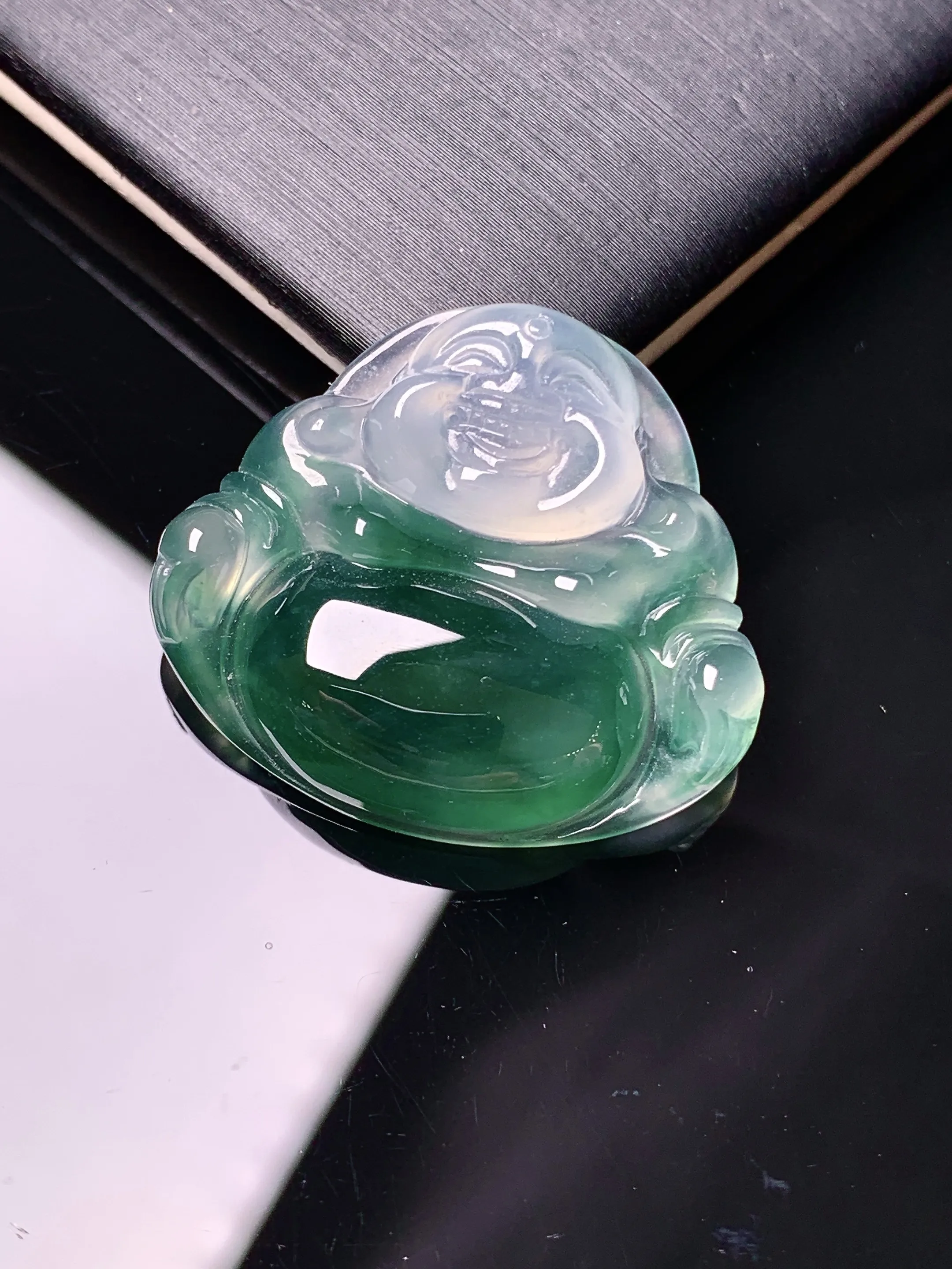 冰种飘绿佛公吊坠 玉质细腻 色泽清新艳丽 整体尺寸25*28*6.2