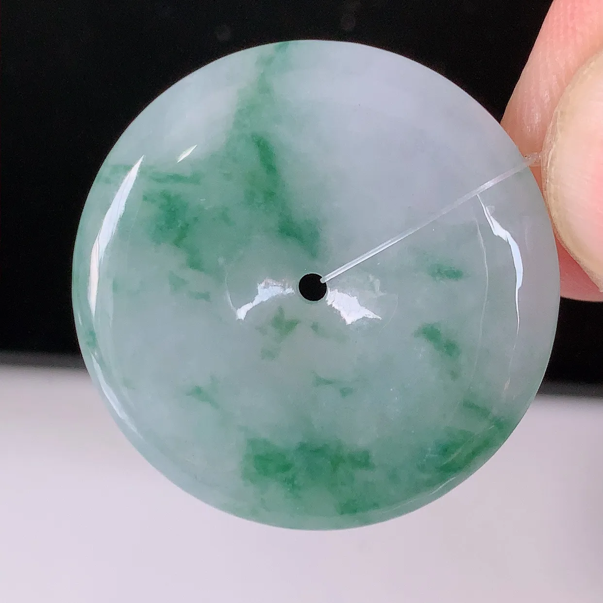 自然光实拍，冰润飘花翡翠平安扣吊坠，种老水足，雕工精湛 ，寓意美好，佩戴时尚出众！#49.28