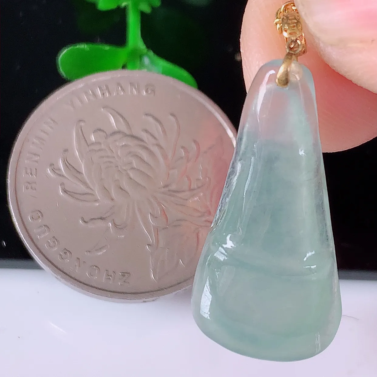 自然光实拍，18K金镶嵌冰种翡翠竹节吊坠。竹节寓意“节节高，官运亨通，前程似锦，水润莹泽，清秀高雅，佩戴精美！#1.28