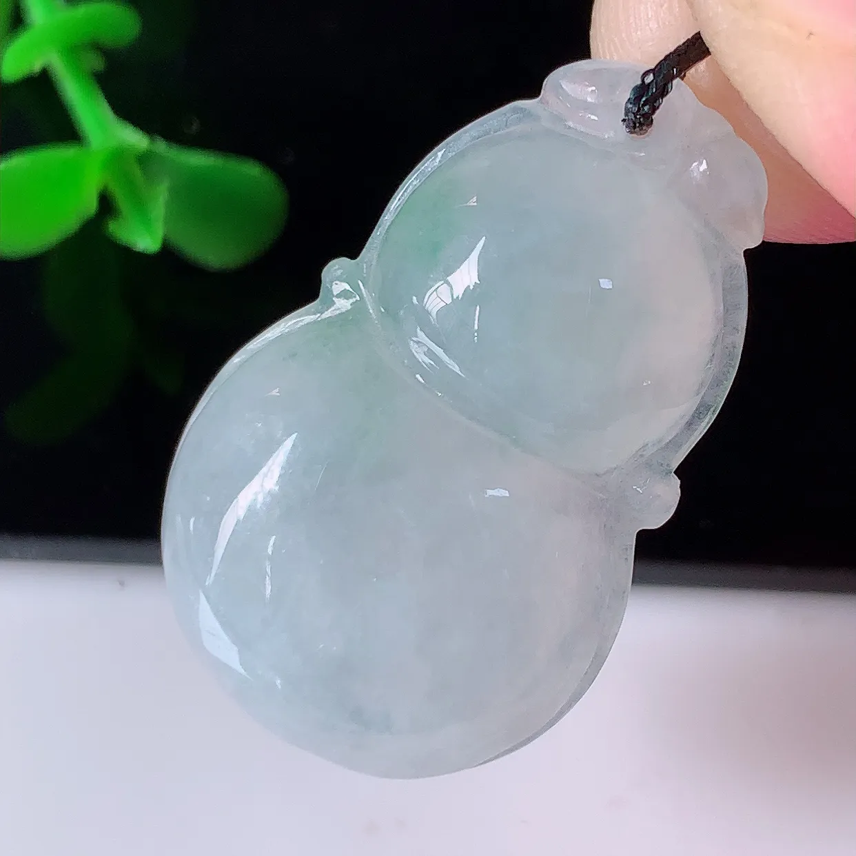 自然光实拍，冰润飘花翡翠葫芦吊坠，葫芦寓意福禄双全，财源滚滚，饱满，清新脱俗，佩戴效果优雅迷人！#5