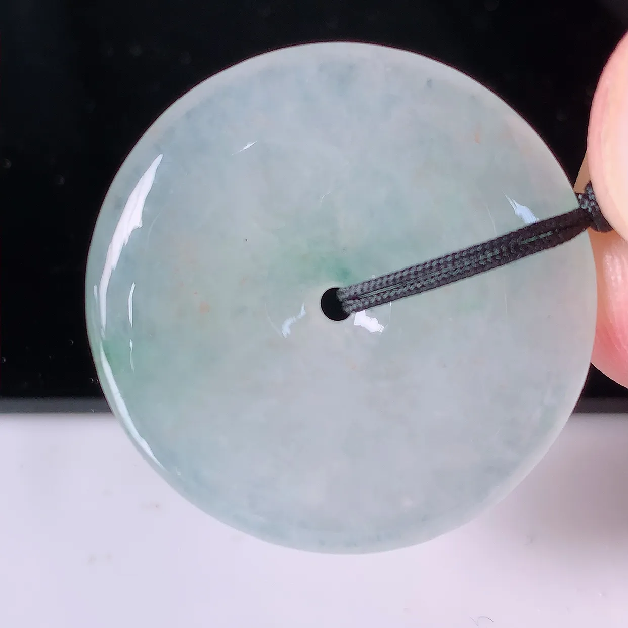 自然光实拍，冰种飘花翡翠平安扣吊坠，冰透，灵动飘逸，寓意平平安安，平安扣佩戴端庄漂亮！#41.28