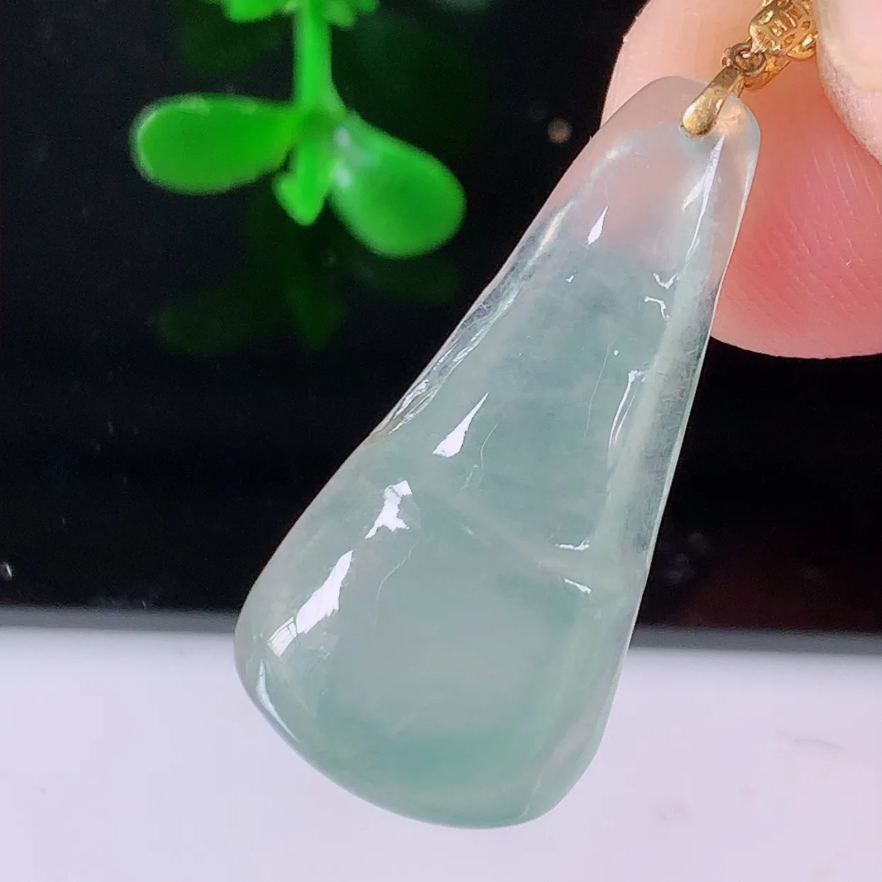 自然光实拍，18K金镶嵌冰种翡翠竹节吊坠。竹节寓意“节节高，官运亨通，前程似锦，水润莹泽，清秀高雅，佩戴精美！#1.28