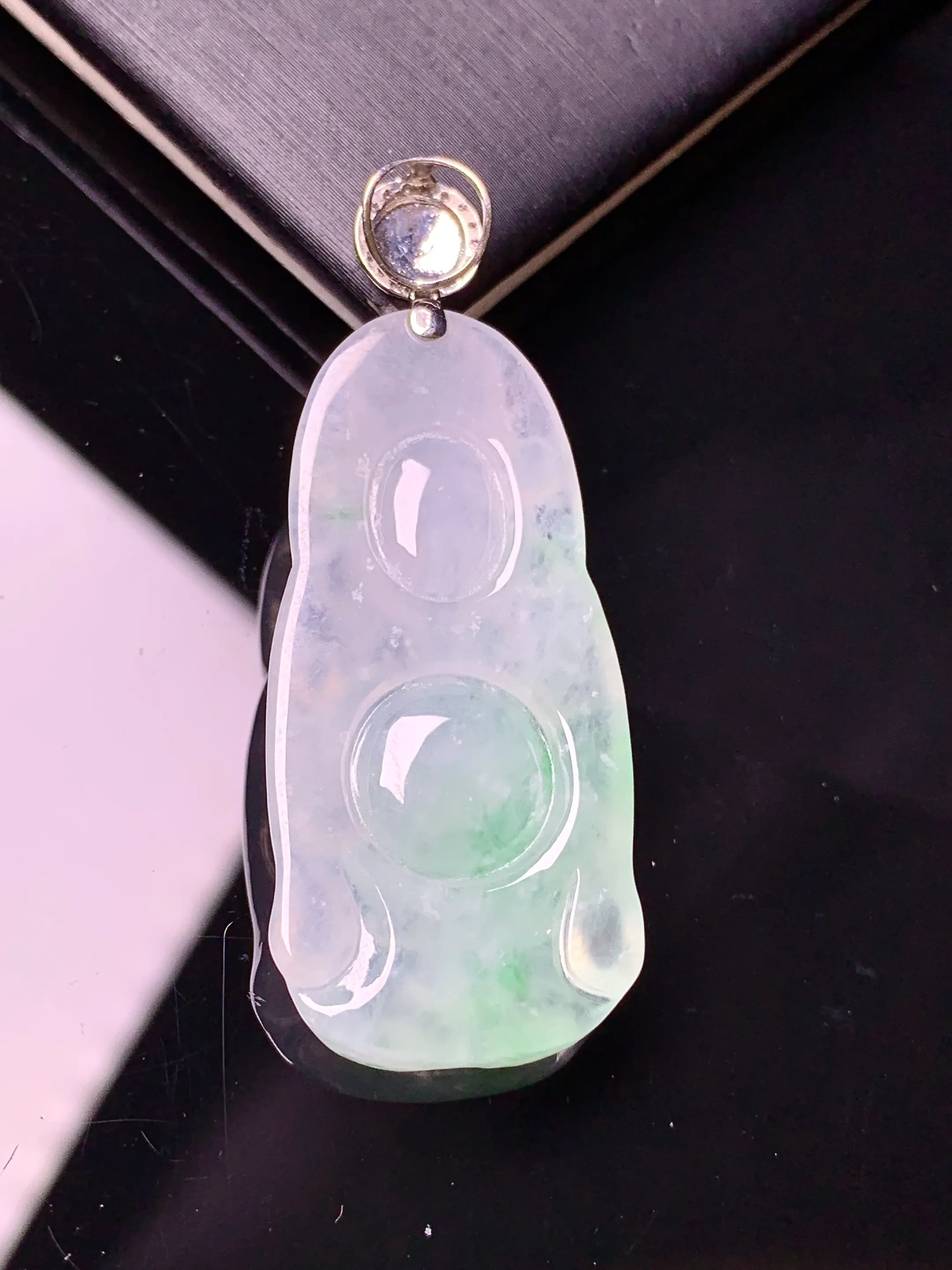 18k金钻镶嵌飘绿财神爷吊坠 玉质细腻 色泽清新艳丽 整体尺寸40.5*18*5.6