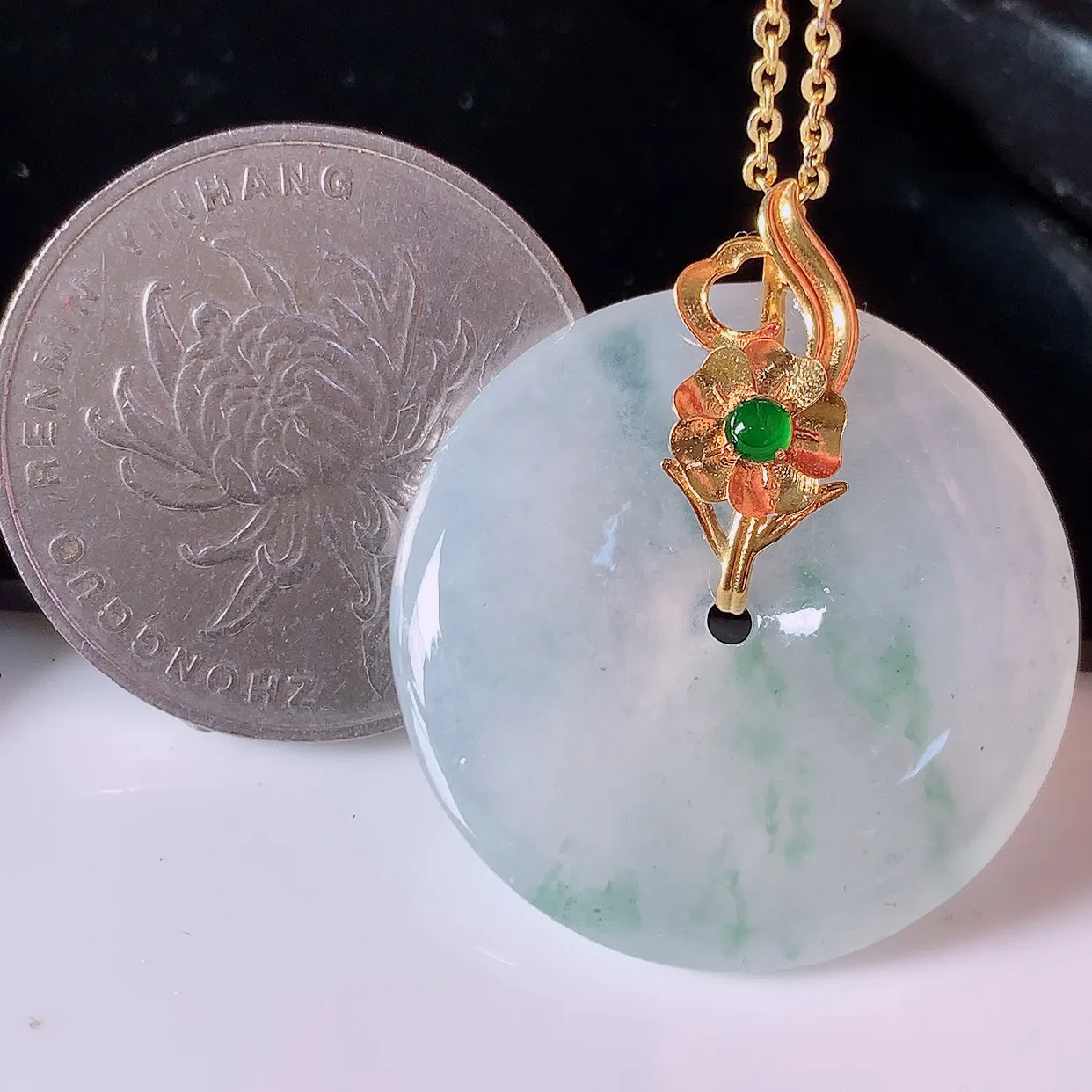 自然光实拍，18K金镶嵌冰种飘花翡翠平安扣吊坠，玉扣，冰润光泽，寓意平平安安，平安扣佩戴时尚漂亮！#42.28整体30.5-26.2-7.2裸石26.2*26.2