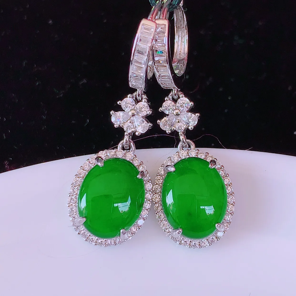 冰透满绿翡翠925银镶嵌耳坠，自然光实拍，翠色灵动，颜色漂亮，种老水足，品相佳，佩戴佳品！#97.25整体31*10*5.5裸石10*8