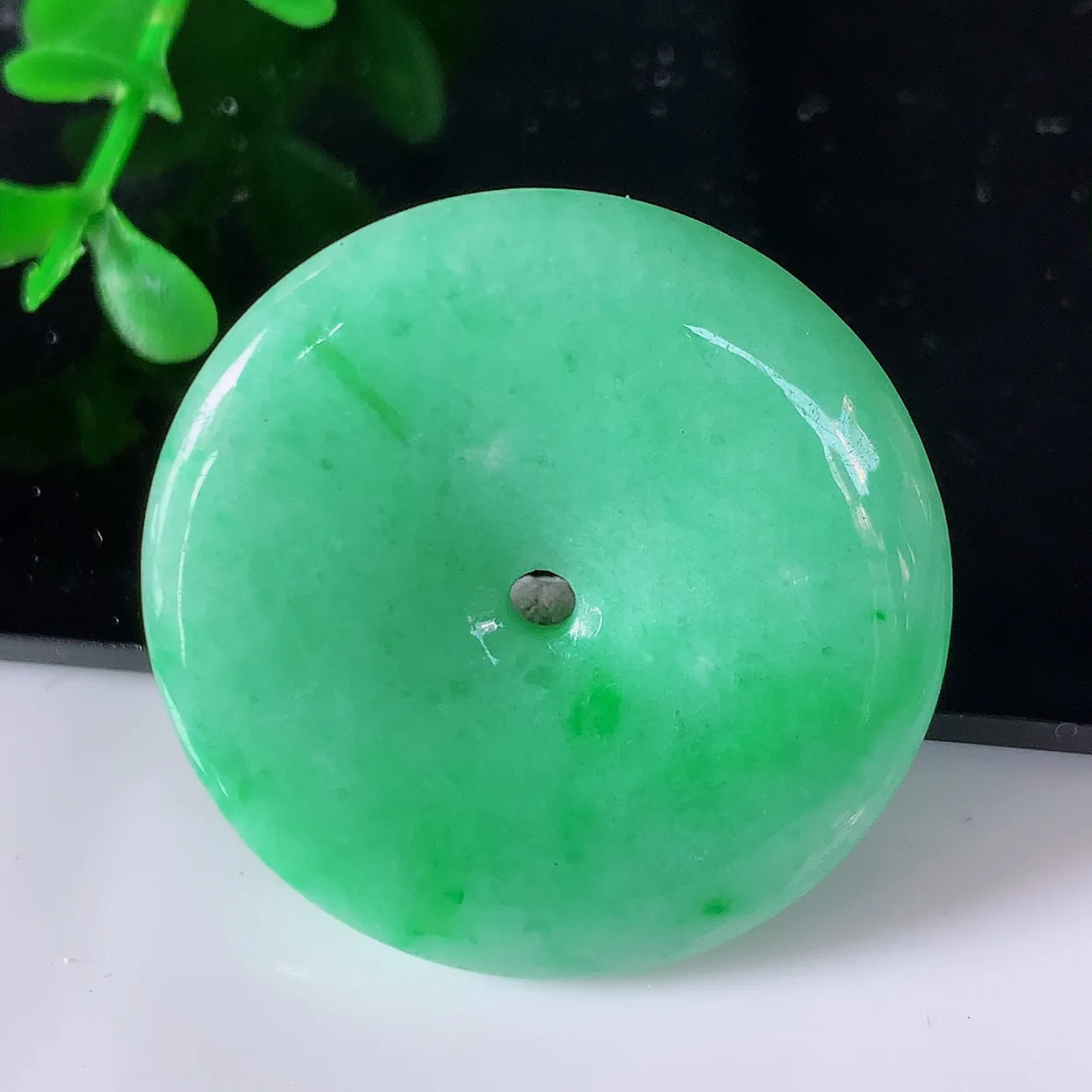 自然光实拍，冰润满绿飘花翡翠平安扣吊坠，平安是福，很美的料子，平安扣佩戴优雅迷人！#57.28