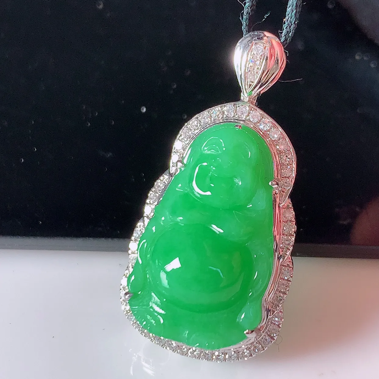 自然光实拍，18K金镶嵌满绿翡翠佛公吊坠，饱满， 佛公亦保平安，寓意有福（佛公）相伴，品相佳，配戴优雅迷人！#42.28整体28.5*14.5*9裸石18.5*11.8