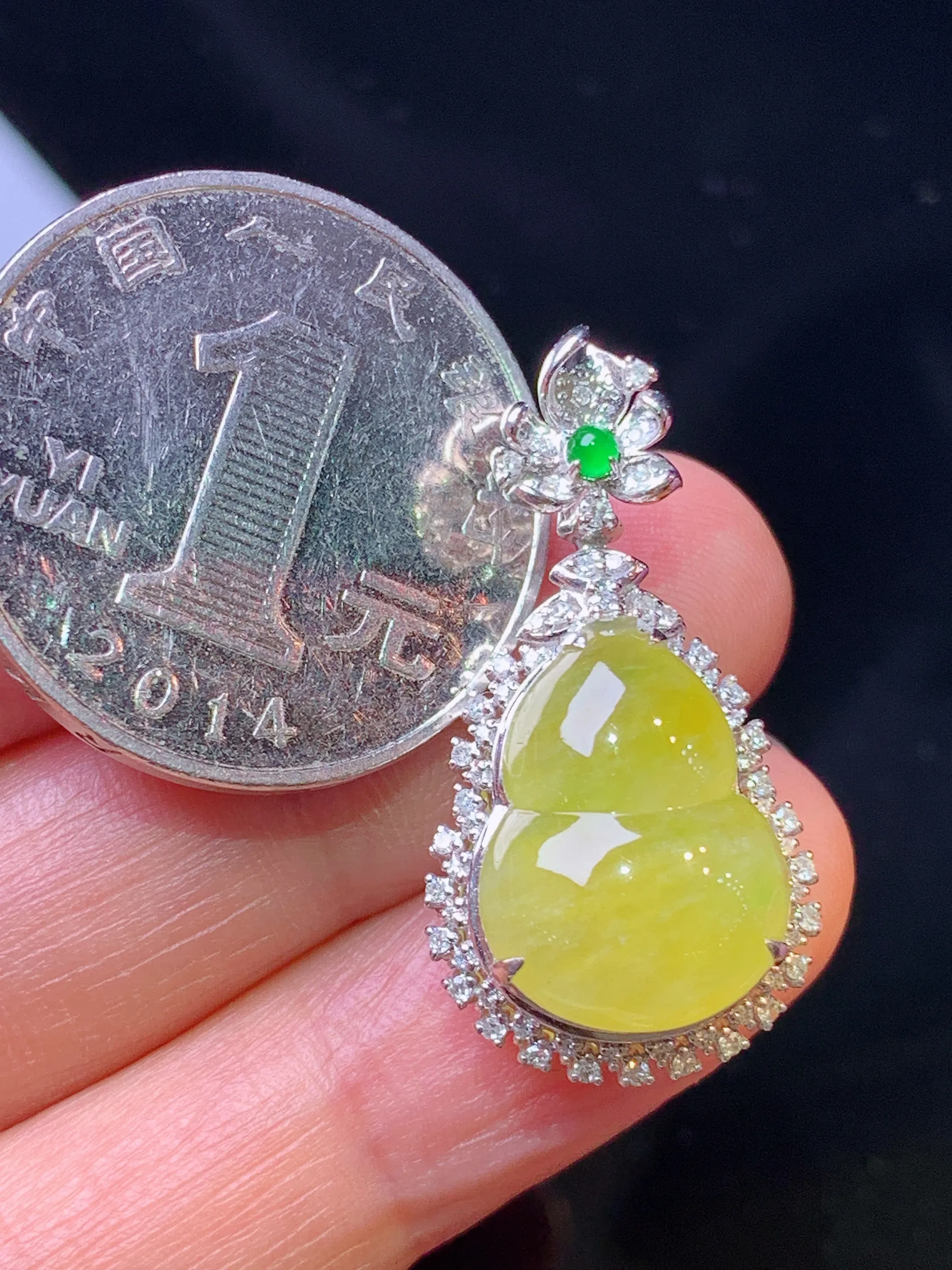 18k金钻镶嵌黄翡葫芦吊坠 玉质细腻 色泽清新艳丽 整体尺寸29.5*15.3*10.8