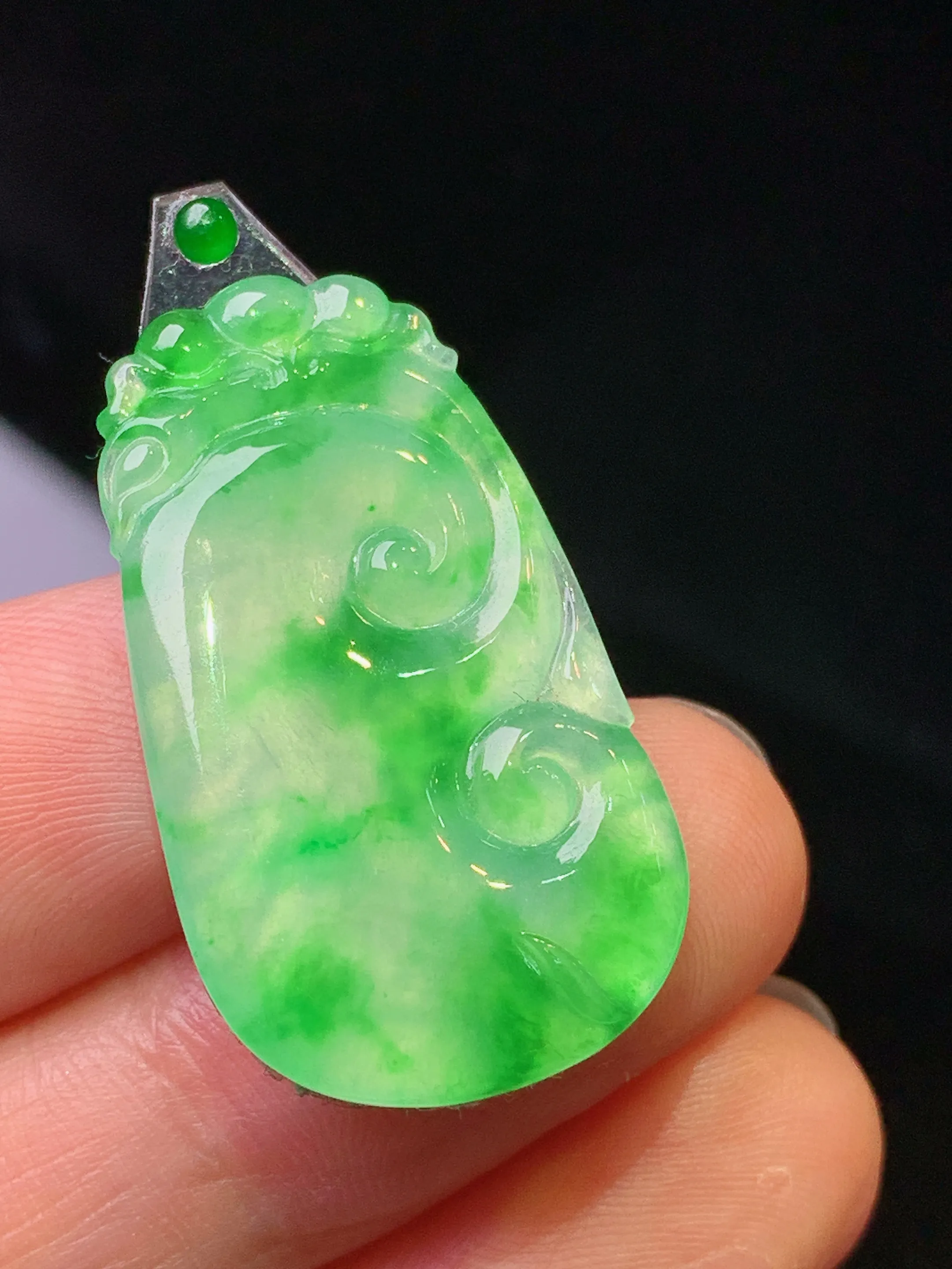 翠绿如意吊坠 玉质细腻 色泽清新艳丽 整体尺寸30.2*17.5*2.5