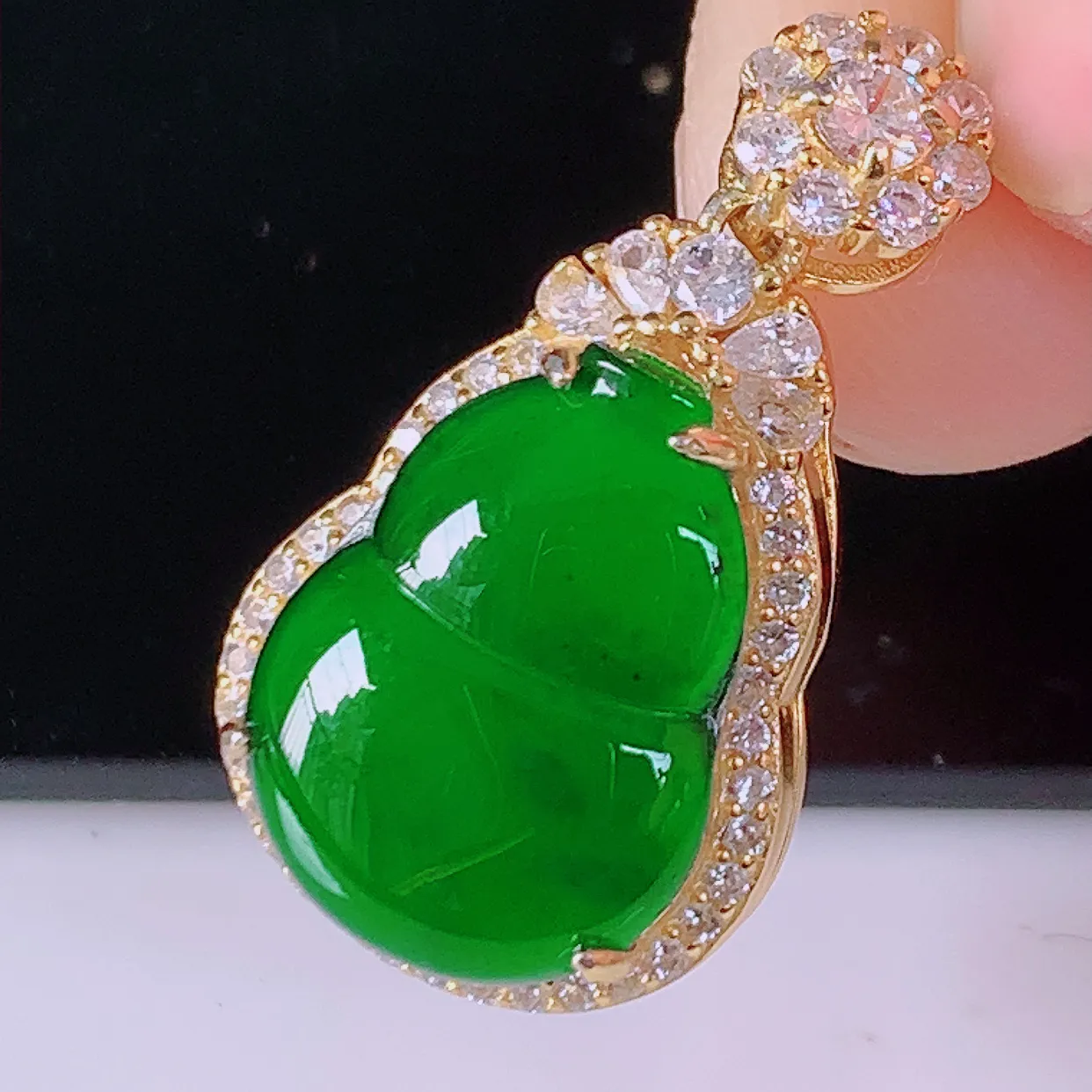 冰透满绿翡翠925银镶嵌葫芦吊坠，自然光实拍，翠色灵动，颜色漂亮，种老水足，品相佳，佩戴佳品！#97.28整体26.5-15-10裸石15.5-12