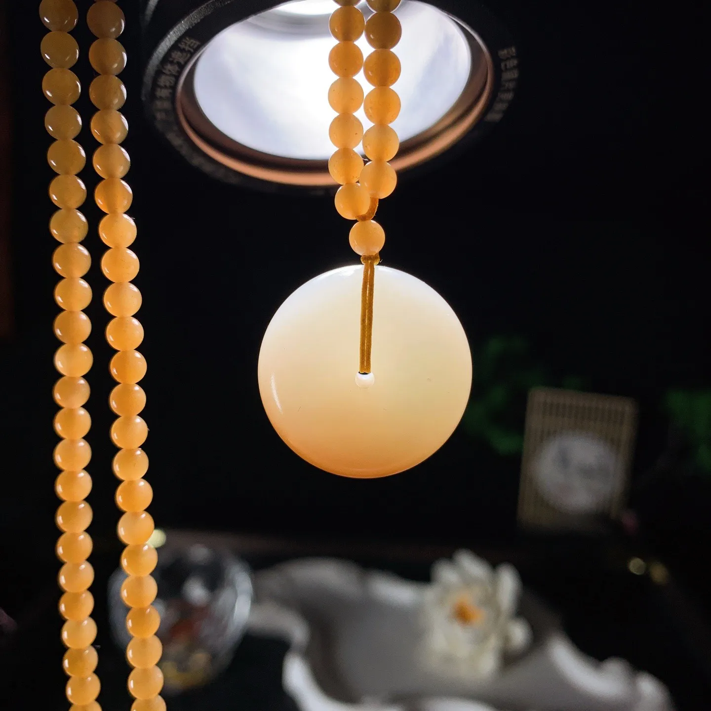 新疆和田玉且末糖平安扣挂件 且末糖半山半水平安扣挂件 尺寸25/13重31克。玉质细腻油润。手推出油。佩戴高端典雅。lt260130