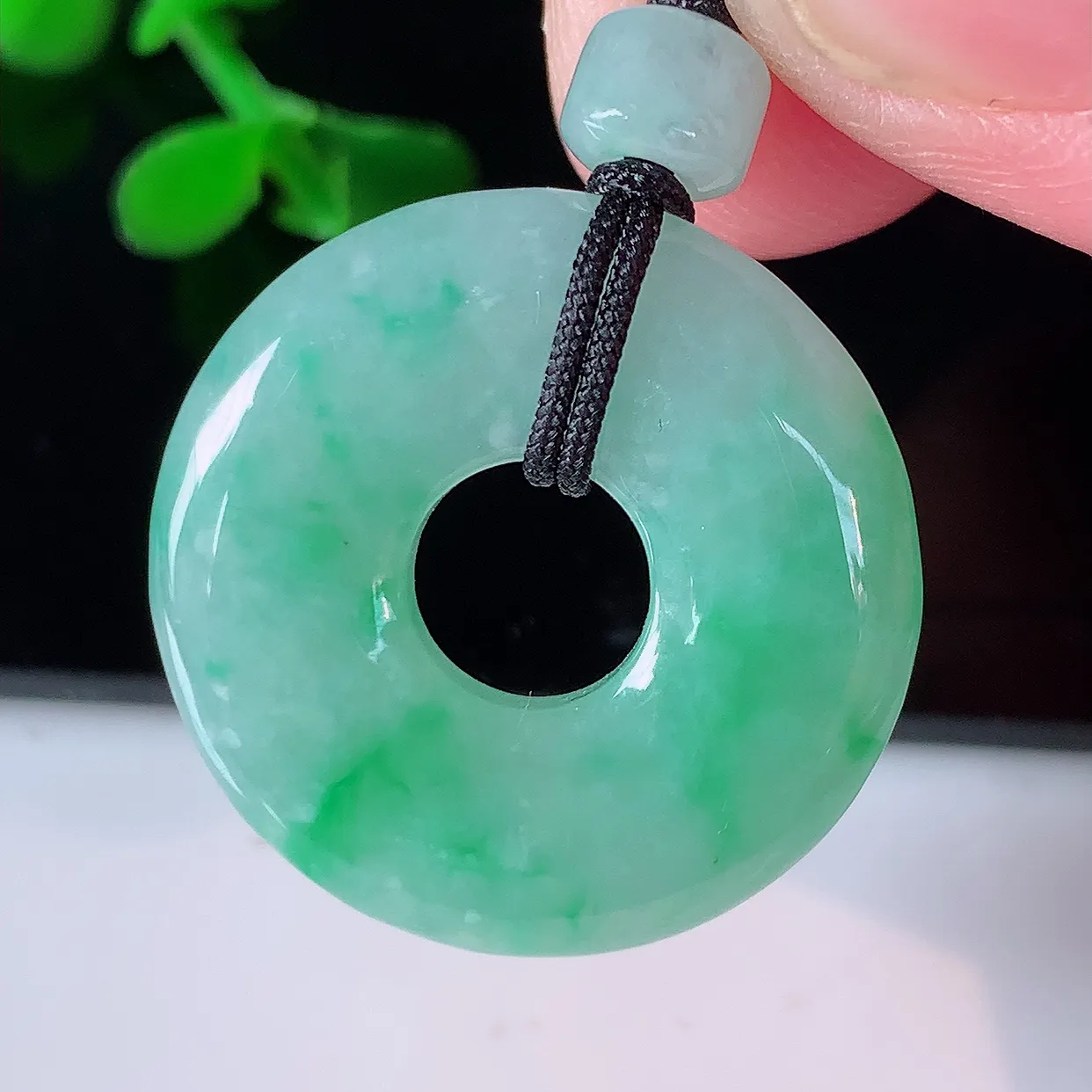 自然光实拍，冰润飘绿翡翠平安扣吊坠，平安是福；冰透，很美的料子，平安扣佩戴优雅迷人！#57.28