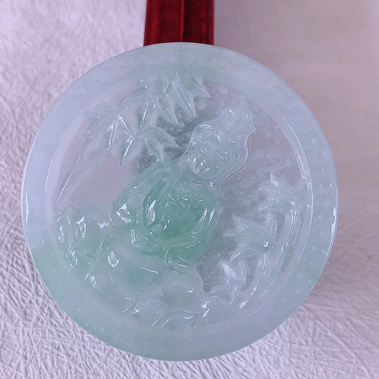 自然光实拍，冰种飘花翡翠观音菩萨吊坠，赐福观音，玉润通透，慈祥端庄！#46.25