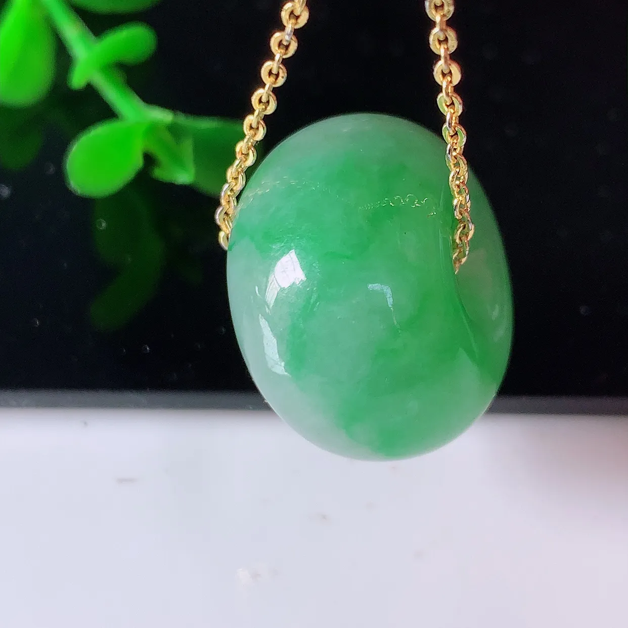 自然光实拍，冰润飘绿翡翠路路通吊坠，寓意时来运转、财源滚滚，款式新颖时尚，日常百搭的款！配图银链#05.28