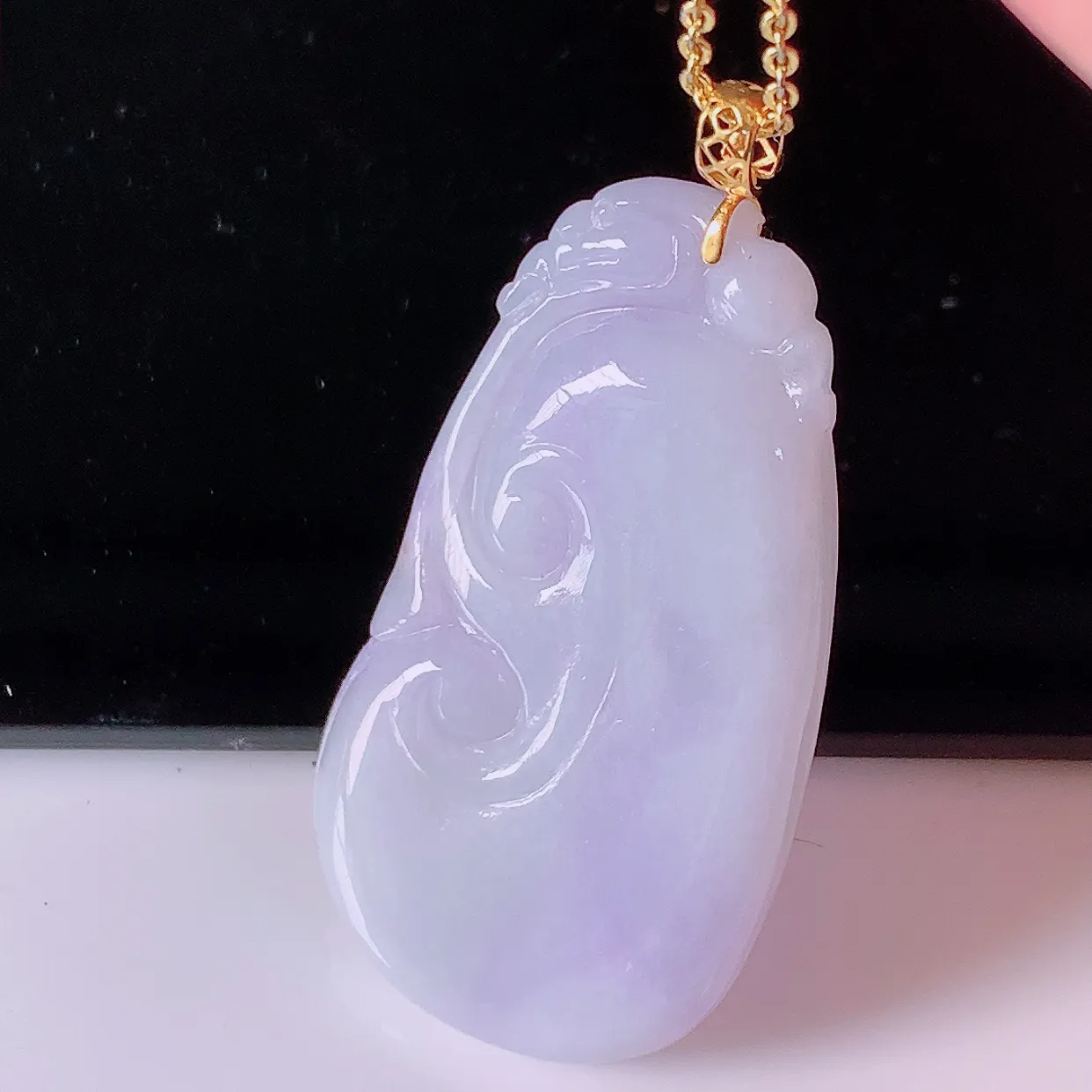 18k金镶嵌冰润紫罗兰翡翠如意吊坠，沁人心脾，精致典雅的设计，为佩戴者，增添色彩，送礼自留都是佳品选