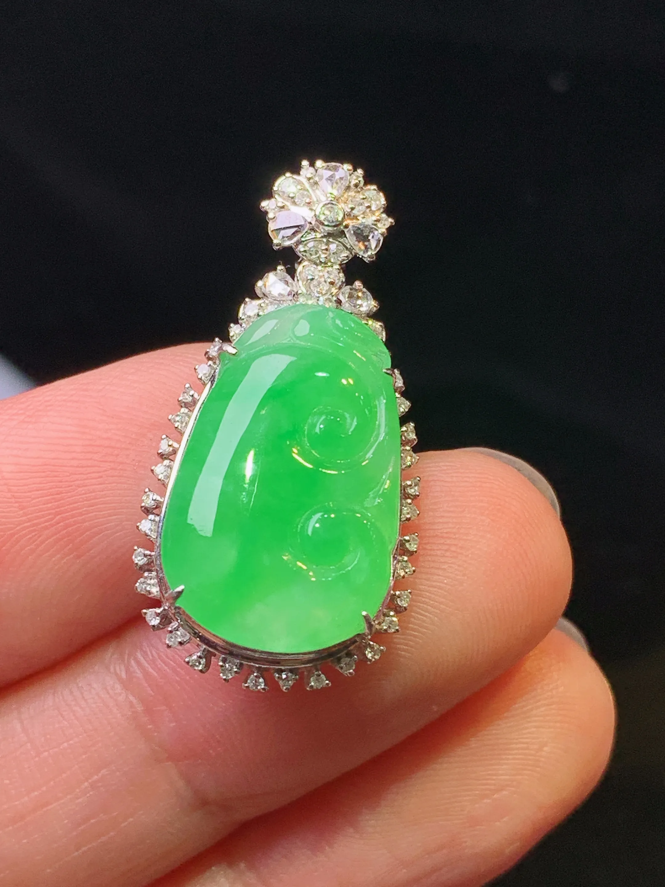 18k金钻镶嵌翠绿如意吊坠 玉质细腻 色泽清新艳丽 整体尺寸28.8*14.5*7.6