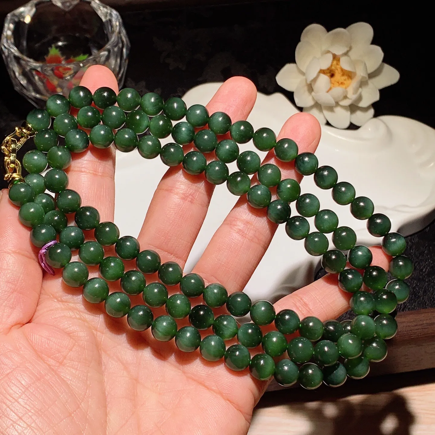 和田玉菠菜绿俄罗斯猫眼108佛珠项链 单颗尺寸8重89.5克。玉质细腻油润。手推出油。佩戴高端典雅。lt260130