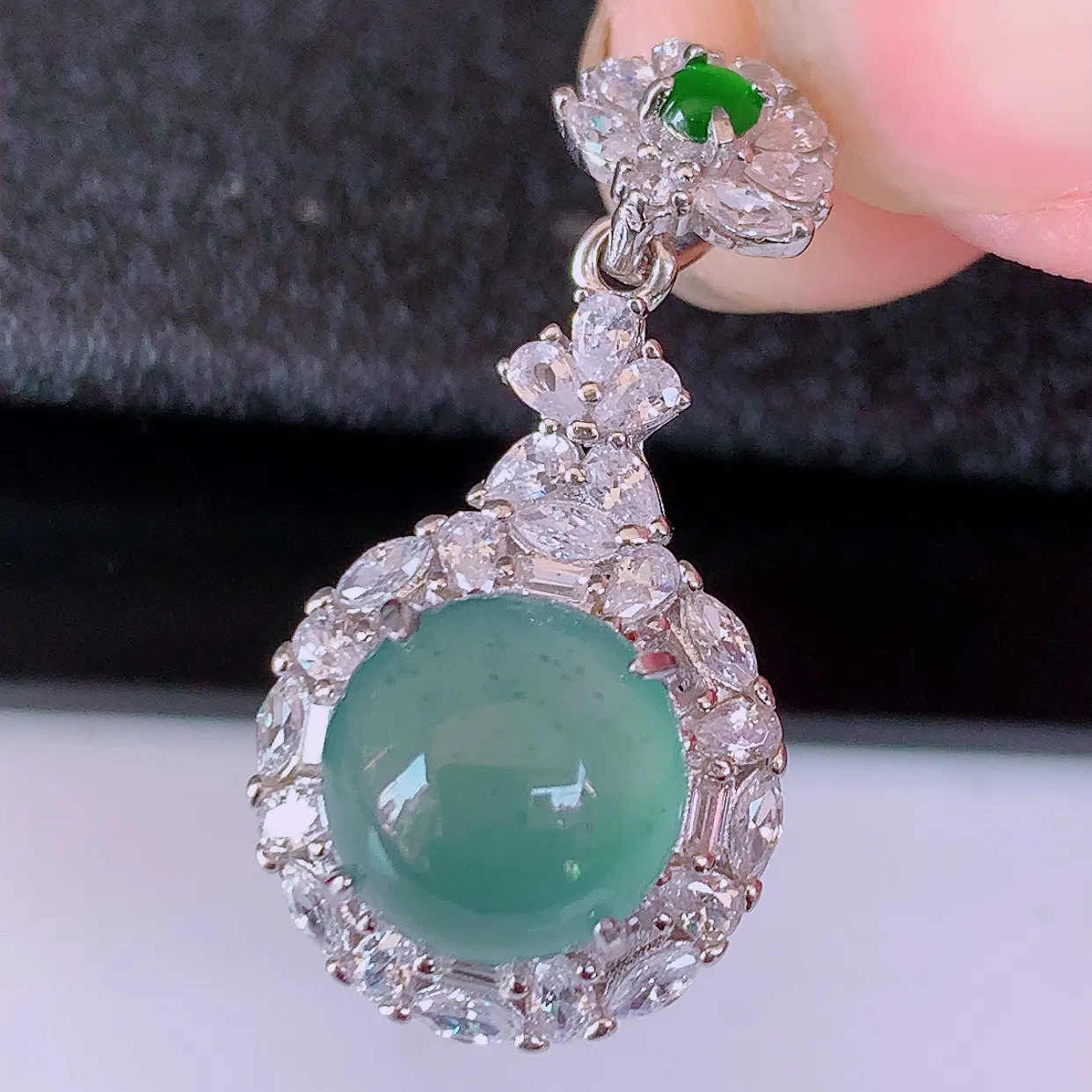 冰透满绿翡翠925银镶嵌吊坠，自然光实拍，翠色灵动，颜色漂亮，种老水足，品相佳，佩戴佳品！#97.2