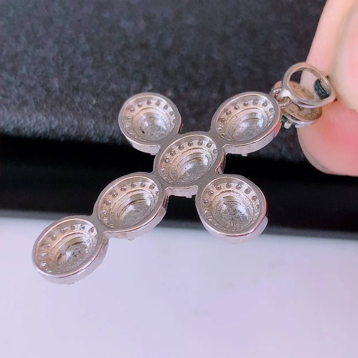 冰透满绿翡翠925银镶嵌十字架吊坠，自然光实拍，翠色灵动，颜色漂亮，种老水足，品相佳，佩戴佳品！#97.25整体36.5*21.5*5.6裸石4.5*4.2