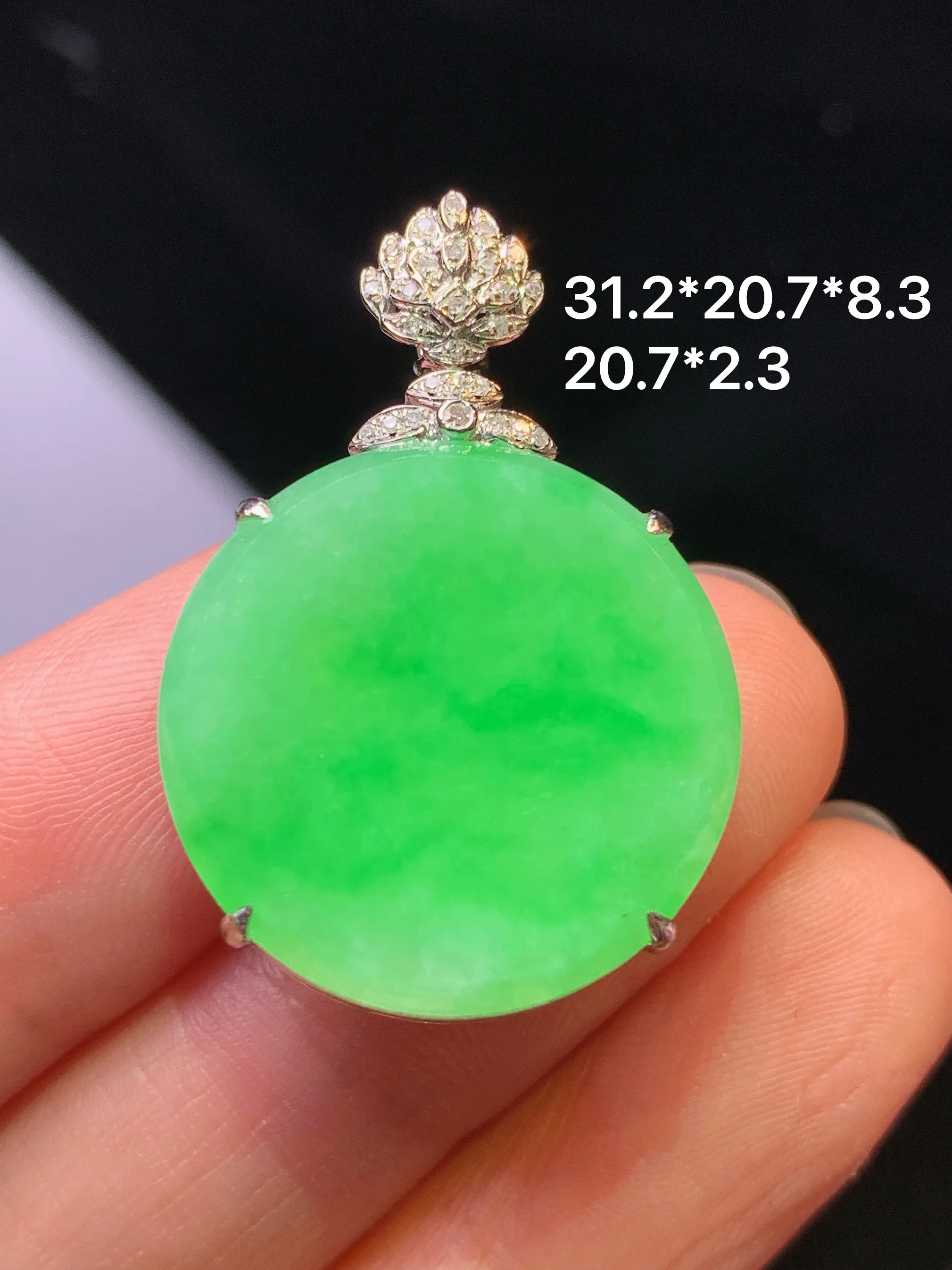 18k金钻镶嵌翠绿圆牌吊坠 玉质细腻 色泽清新艳丽 整体尺寸31.2*20.7*8.3