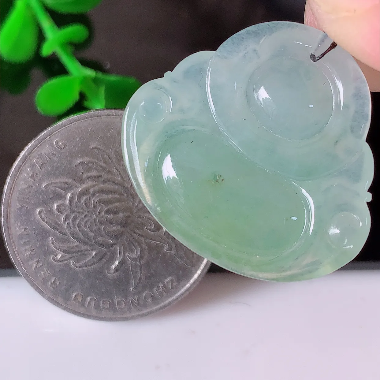 自然光实拍，冰种黄翡翡翠佛公吊坠，水灵起胶，翠色迷人，佛公在心中，一生平安，饱满圆润，开怀大笑佛公，配戴灵气十足！#46.28