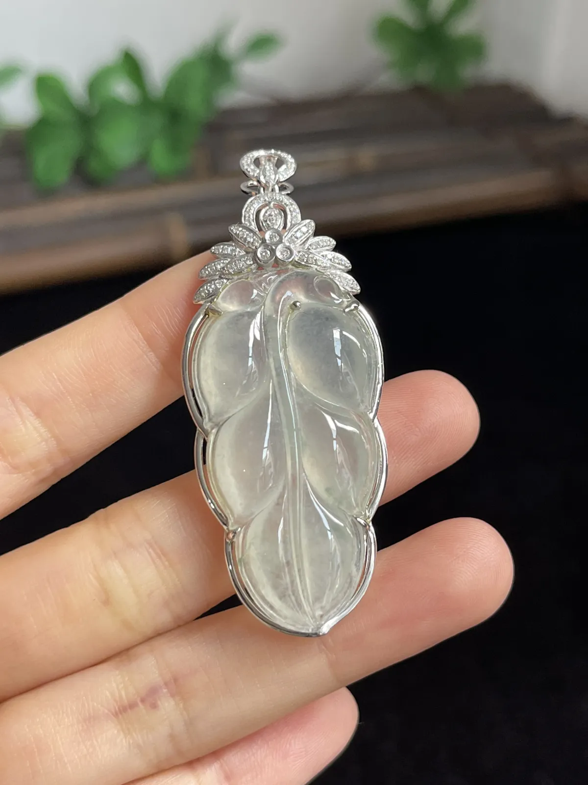 翡翠冰种白色叶子，印记：G18K,伴钻石