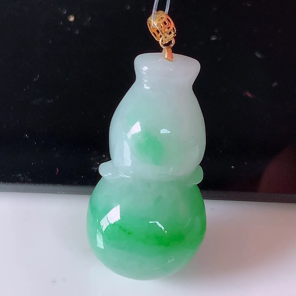 自然光实拍，18K金镶嵌冰润飘绿翡翠葫芦吊坠，葫芦寓意福禄双全，财源滚滚，品佳品，佩戴效果优雅迷人！