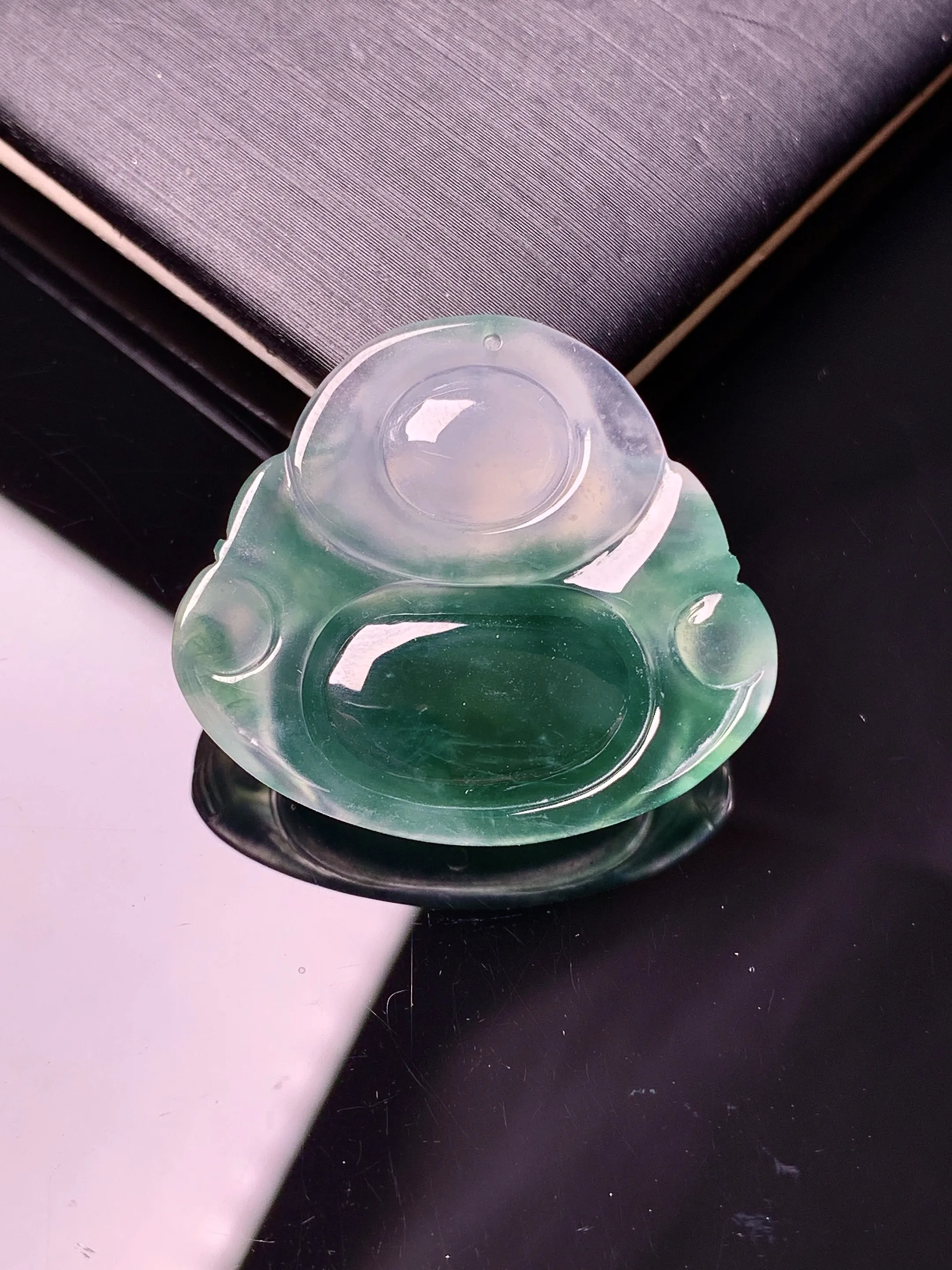 冰种飘绿佛公吊坠 玉质细腻 色泽清新艳丽 整体尺寸25*28*6.2