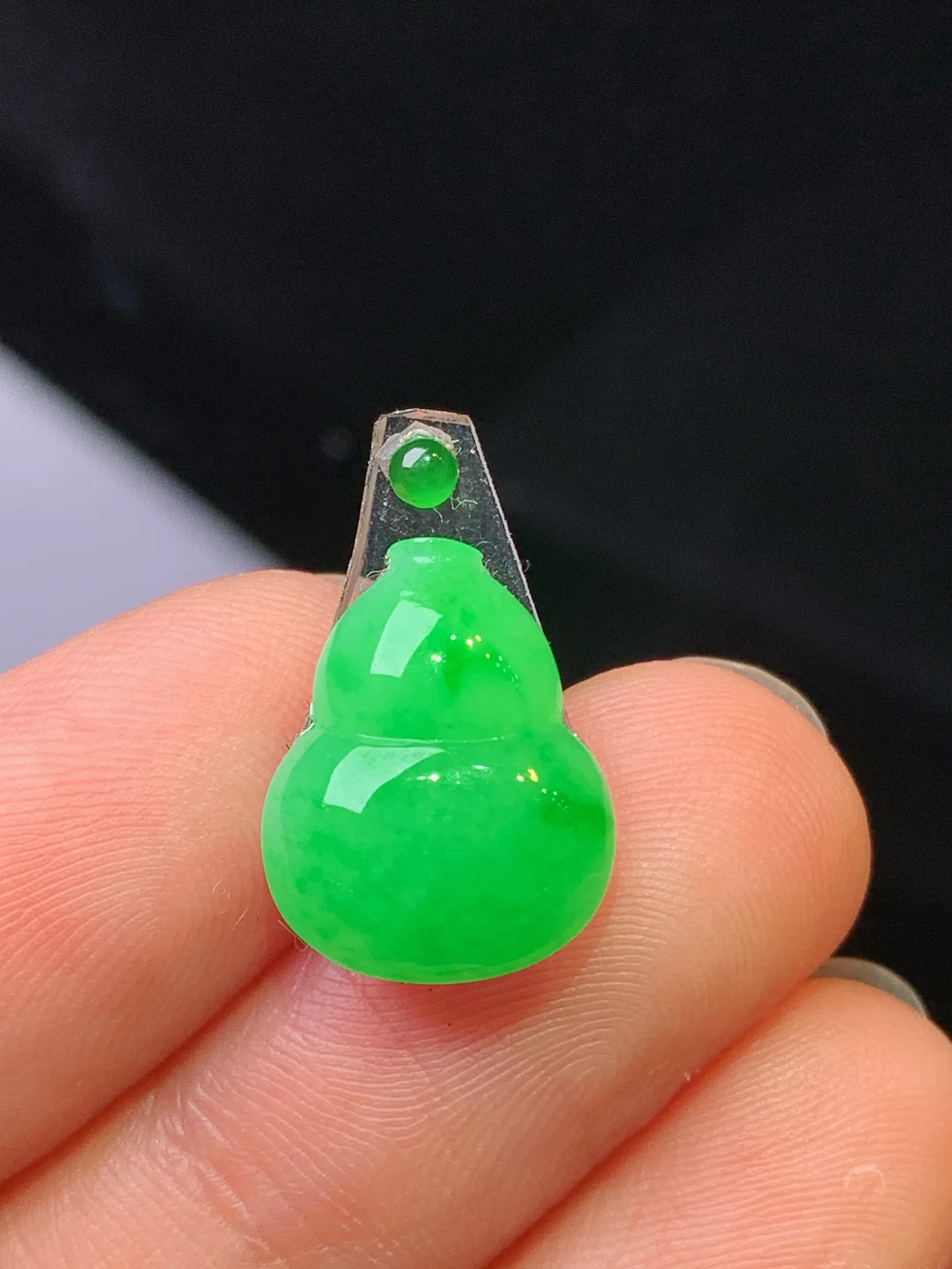 镶嵌款 翠绿葫芦吊坠 玉质细腻 色泽清新艳丽 整体尺寸14*11*3.3